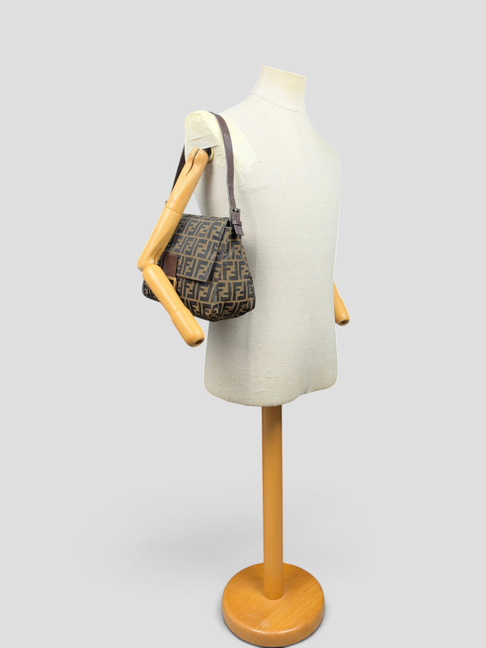 Fendi Zucca Canvas Mamma Baguette Shoulder Bag in Tabakbraun/Schwarz, getragen an der Schneiderpuppe