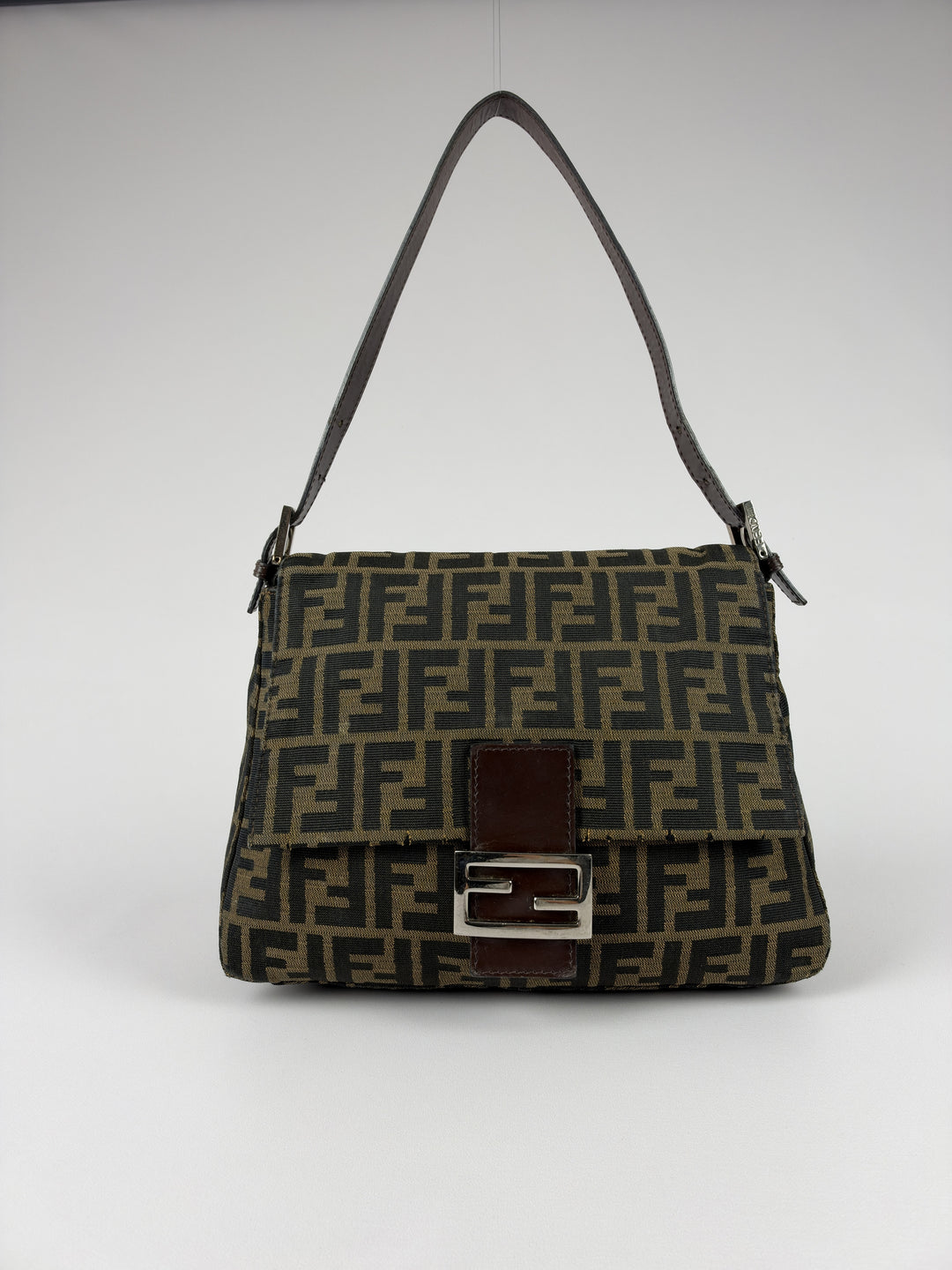 Fendi Zucca Canvas Mamma Baguette Shoulder Bag in Tabakbraun/Schwarz, Vorderansicht im Originalfoto