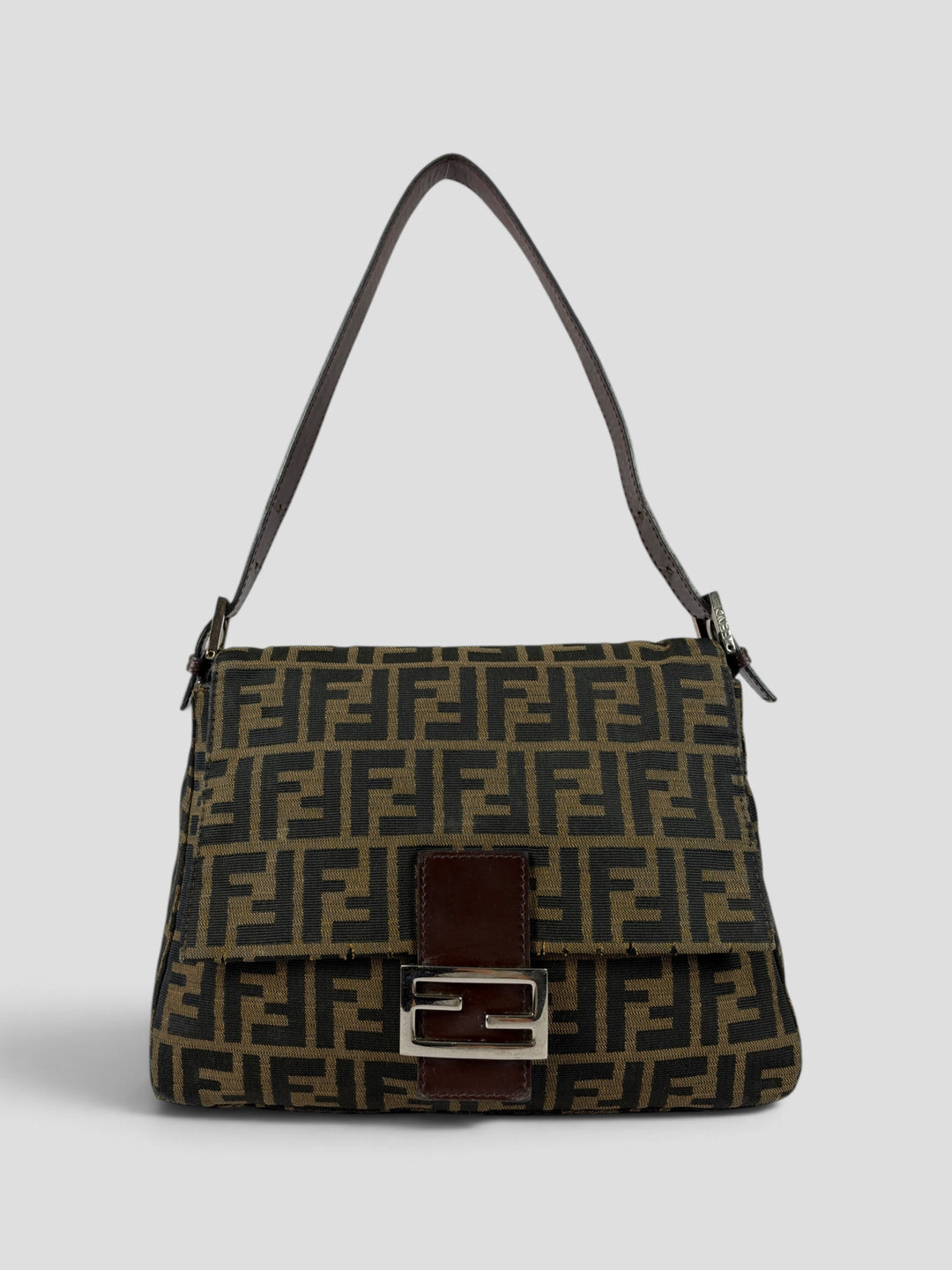 Fendi Zucca Canvas Mamma Baguette Shoulder Bag aus Zucca-Jacquard-Canvas in Tabakbraun/Schwarz, Vorderansicht