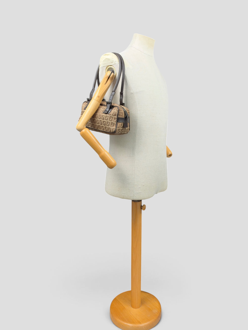 Fendi Zucchino Canvas Mini Boston Shoulder Bag in Beige/Braun, getragen an der Schneiderpuppe