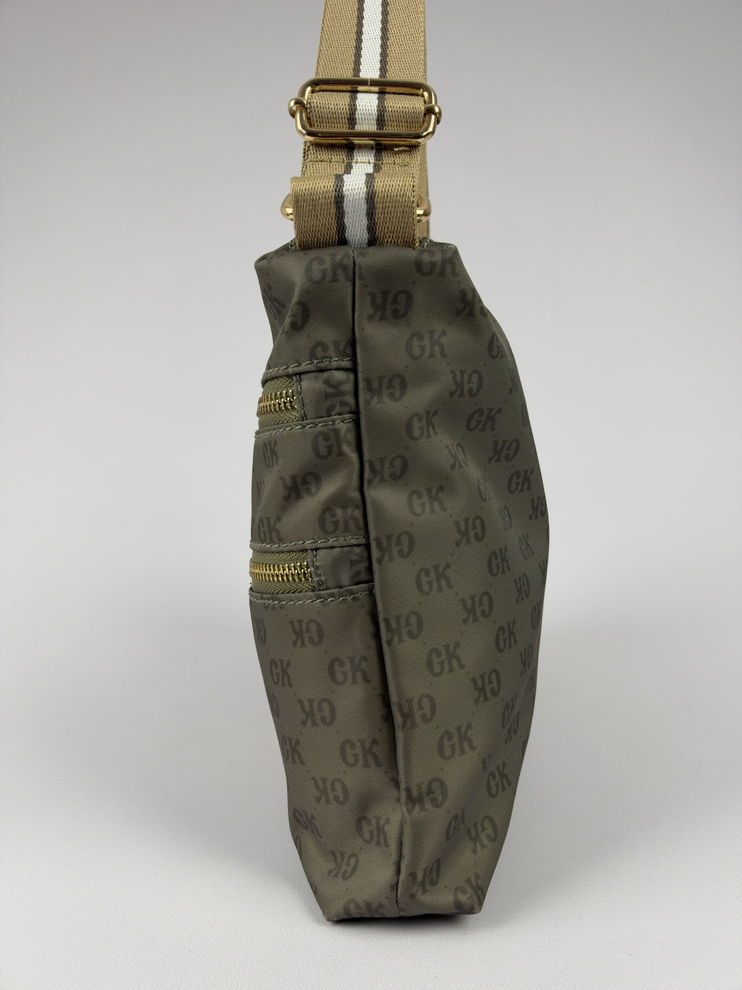 Goji GK Monogram Nylon Messenger Shoulder Bag in Khaki/Olive, Detailansicht 1
