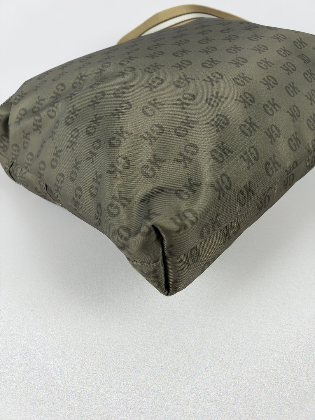 Goji GK Monogram Nylon Messenger Shoulder Bag in Khaki/Olive, Detailansicht 10