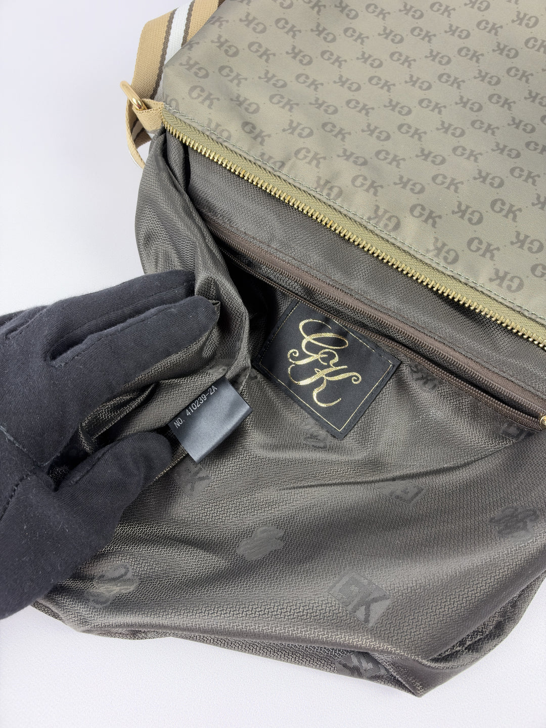 Goji GK Monogram Nylon Messenger Shoulder Bag in Khaki/Olive, Detailansicht 13