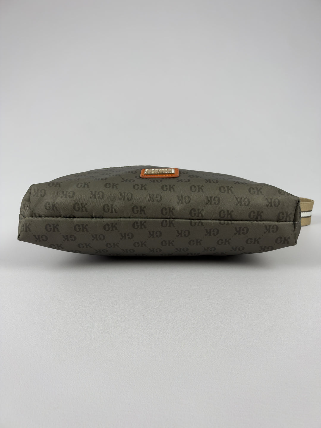 Goji GK Monogram Nylon Messenger Shoulder Bag in Khaki/Olive, Detailansicht 7