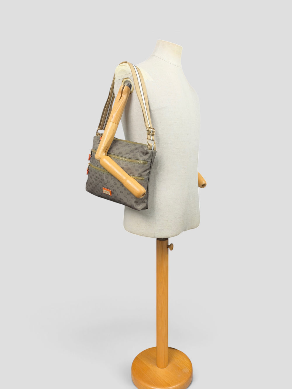 Goji GK Monogram Nylon Messenger Shoulder Bag in Khaki/Olive, getragen an der Schneiderpuppe