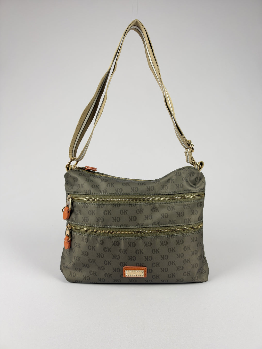 Goji GK Monogram Nylon Messenger Shoulder Bag in Khaki/Olive, Vorderansicht im Originalfoto