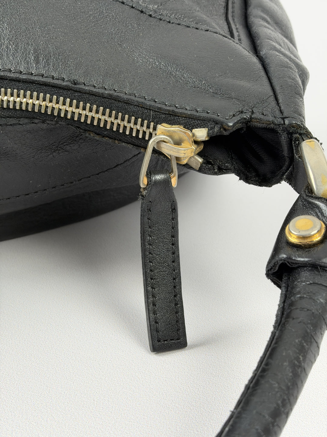 Gucci Abbey D-Ring Leather Hobo Shoulder Bag in Schwarz, Detailansicht 11