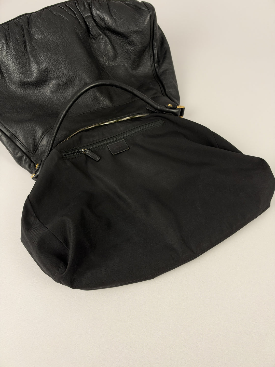 Gucci Abbey D-Ring Leather Hobo Shoulder Bag in Schwarz, Detailansicht 12