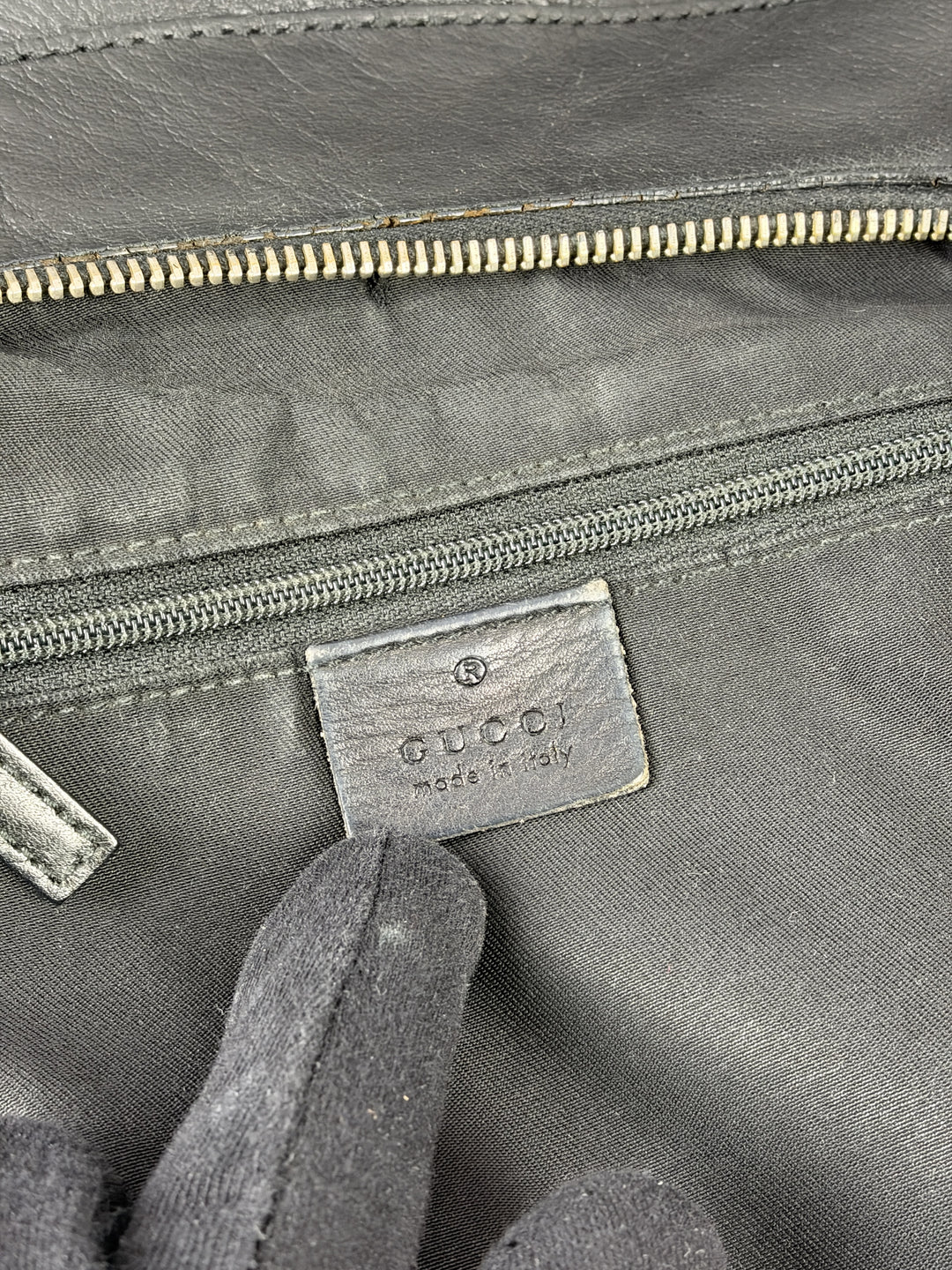 Gucci Abbey D-Ring Leather Hobo Shoulder Bag in Schwarz, Detailansicht 13