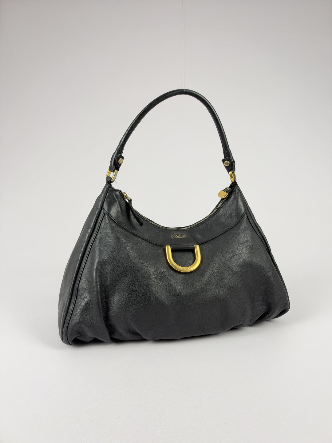 Gucci Abbey D-Ring Leather Hobo Shoulder Bag in Schwarz, Vorderansicht im Originalfoto