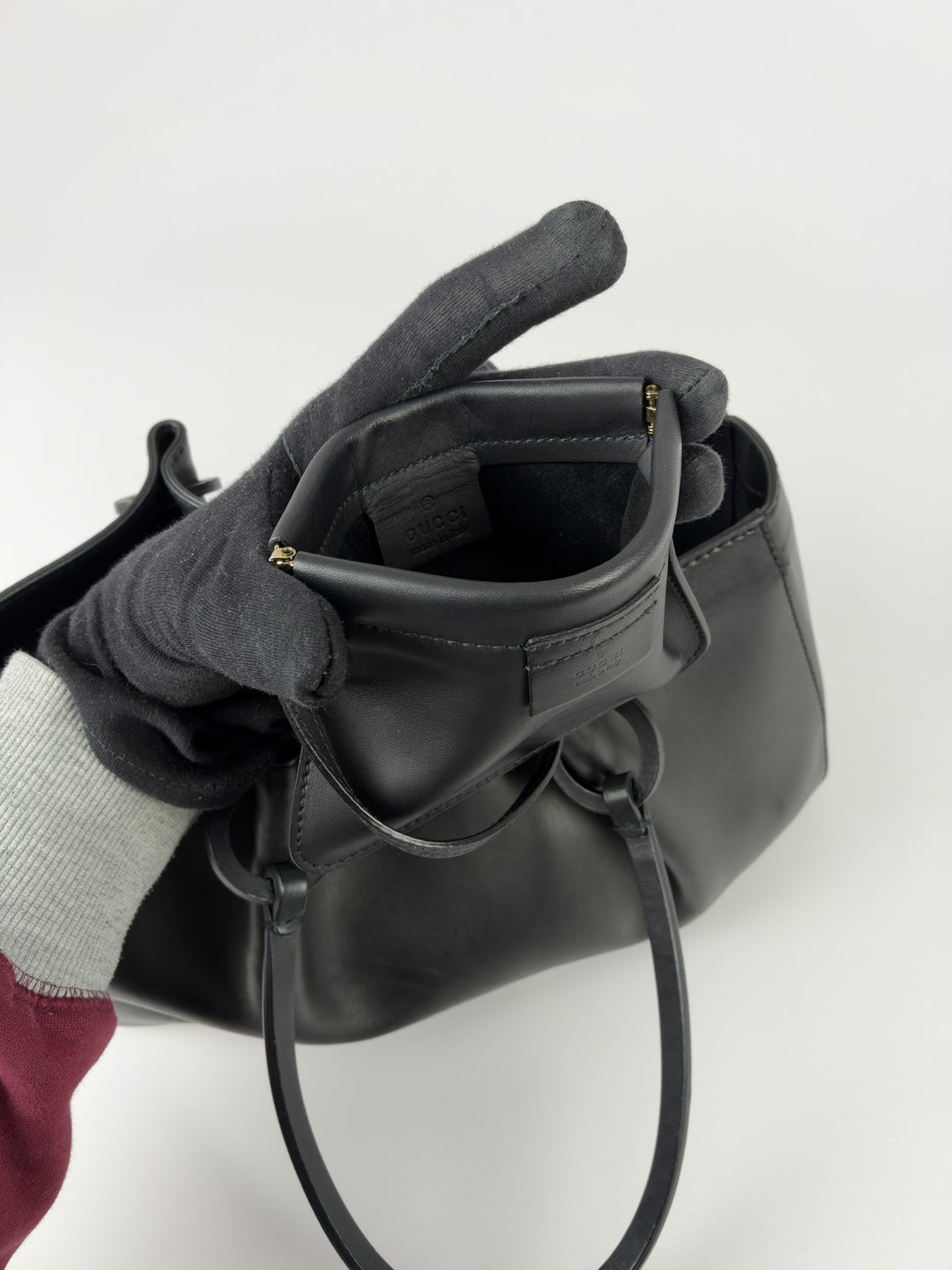 Gucci Black Leather Tote Shoulder Bag with Pouch in Schwarz, Detailansicht 13