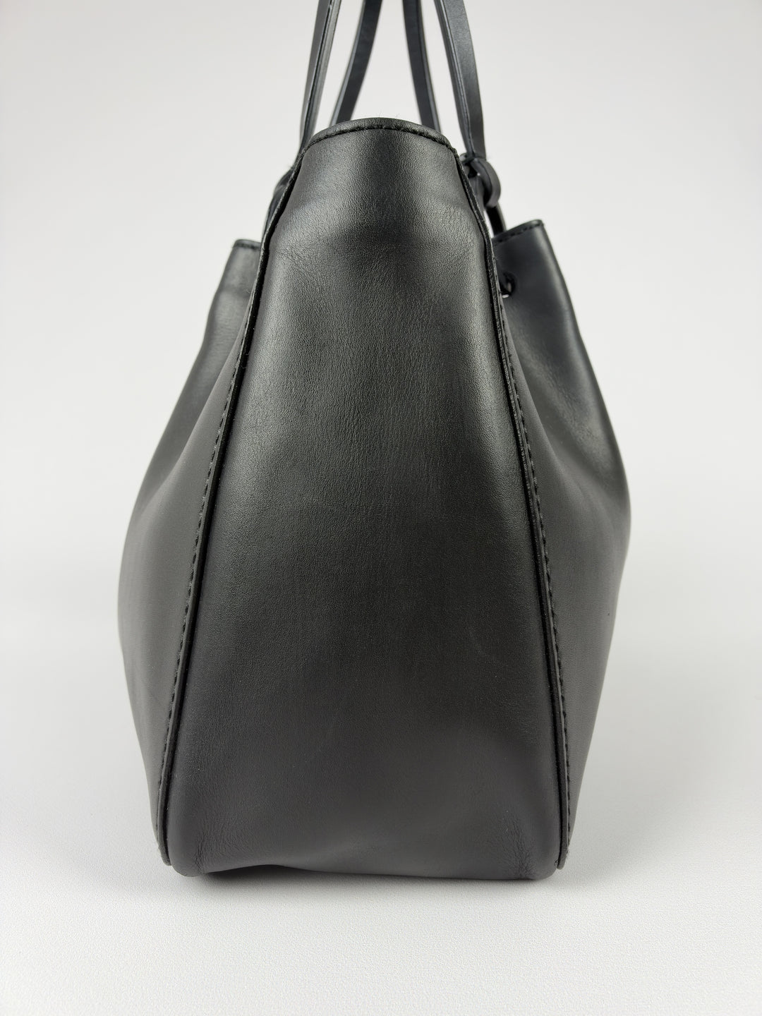 Gucci Black Leather Tote Shoulder Bag with Pouch in Schwarz, Detailansicht 2