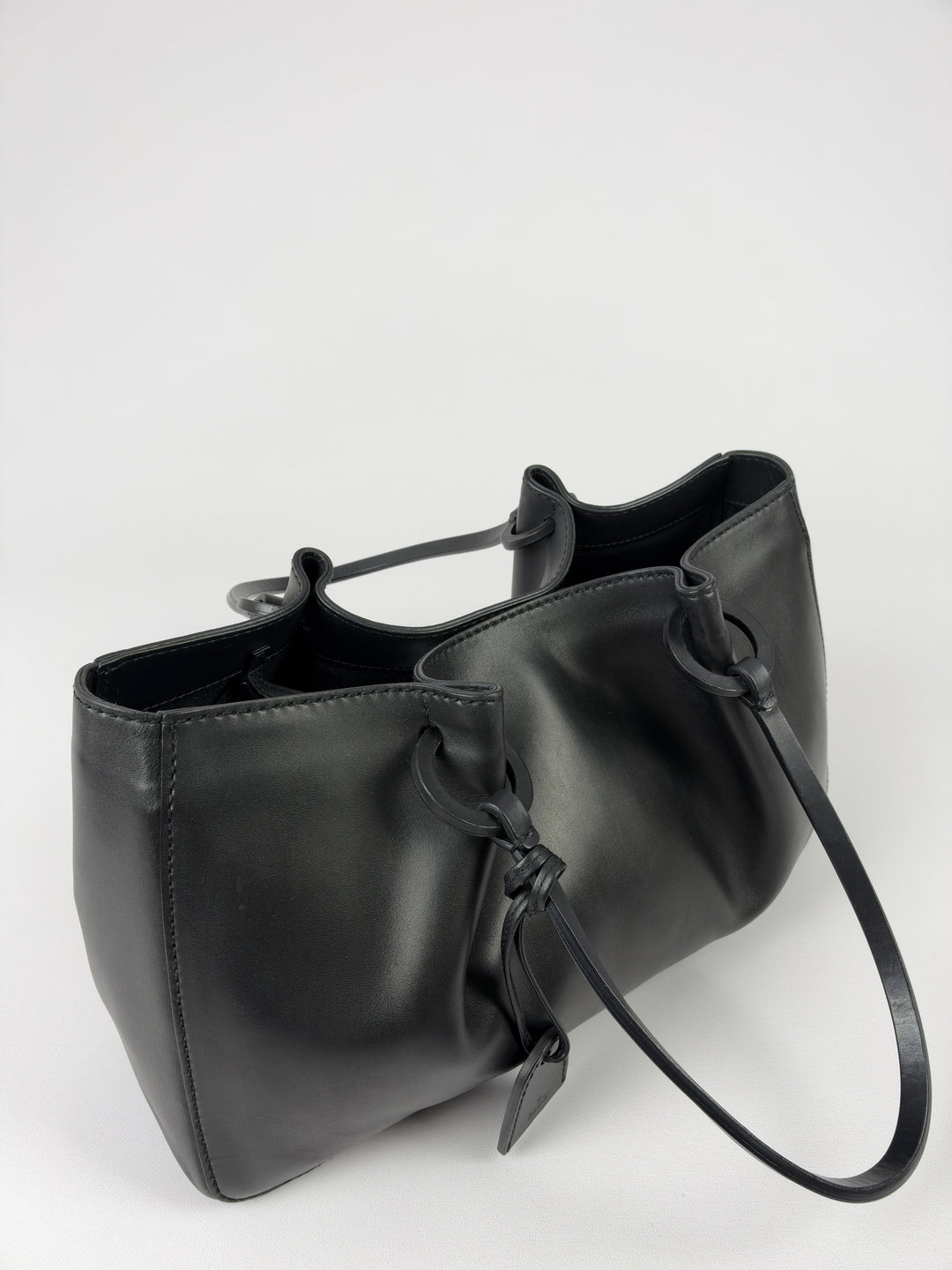 Gucci Black Leather Tote Shoulder Bag with Pouch in Schwarz, Detailansicht 5