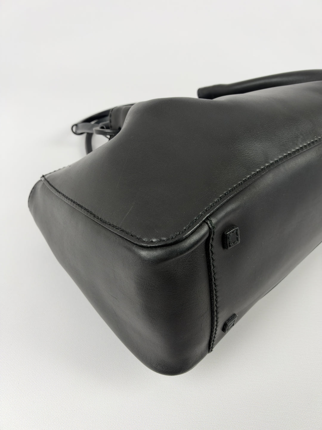 Gucci Black Leather Tote Shoulder Bag with Pouch in Schwarz, Detailansicht 7