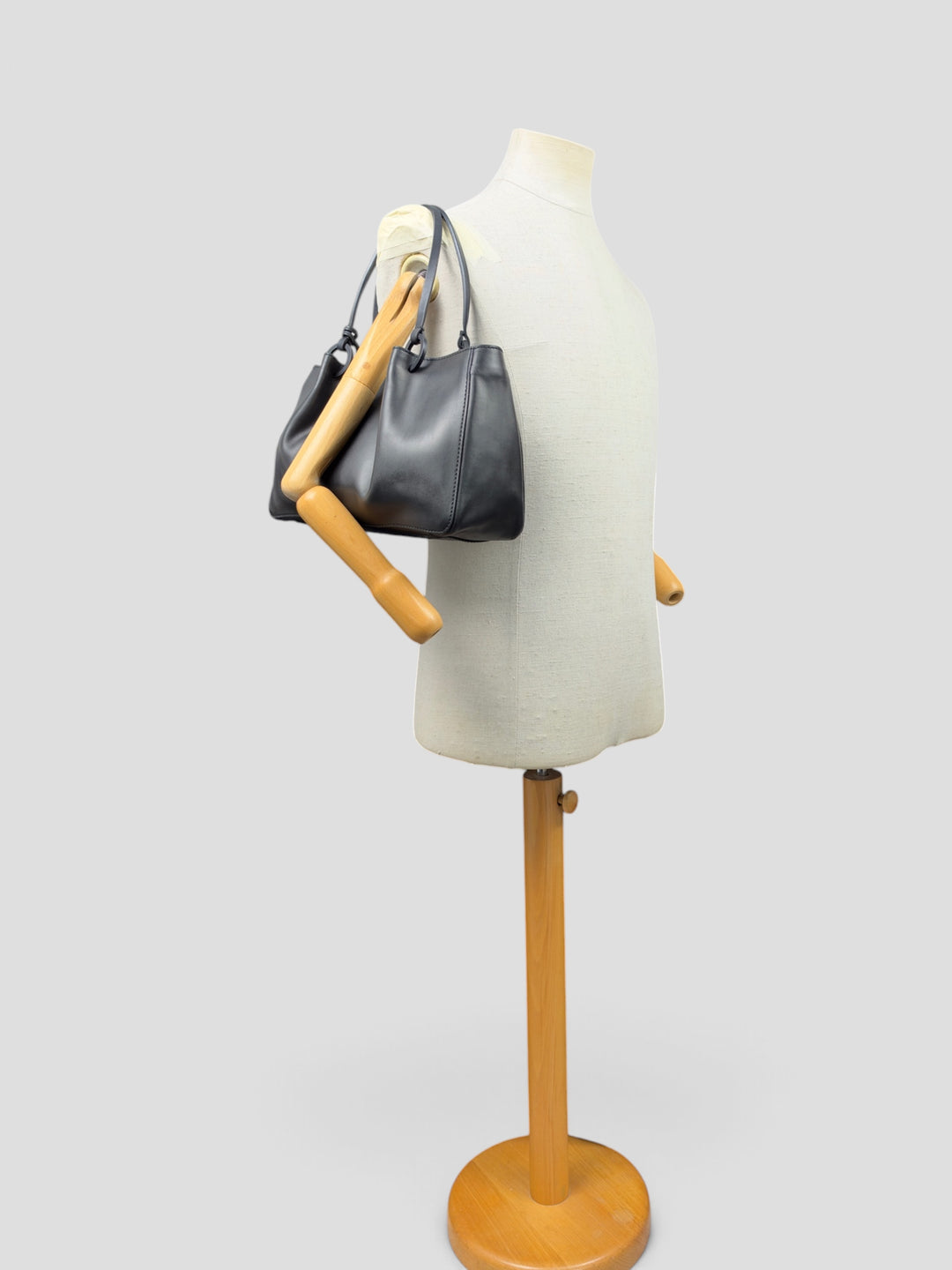 Gucci Black Leather Tote Shoulder Bag with Pouch in Schwarz, getragen an der Schneiderpuppe