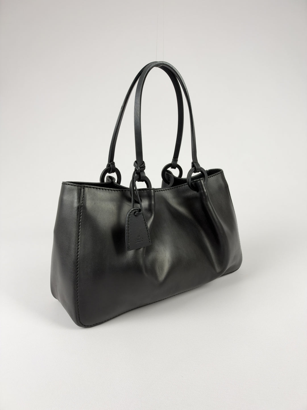Gucci Black Leather Tote Shoulder Bag with Pouch in Schwarz, Vorderansicht im Originalfoto