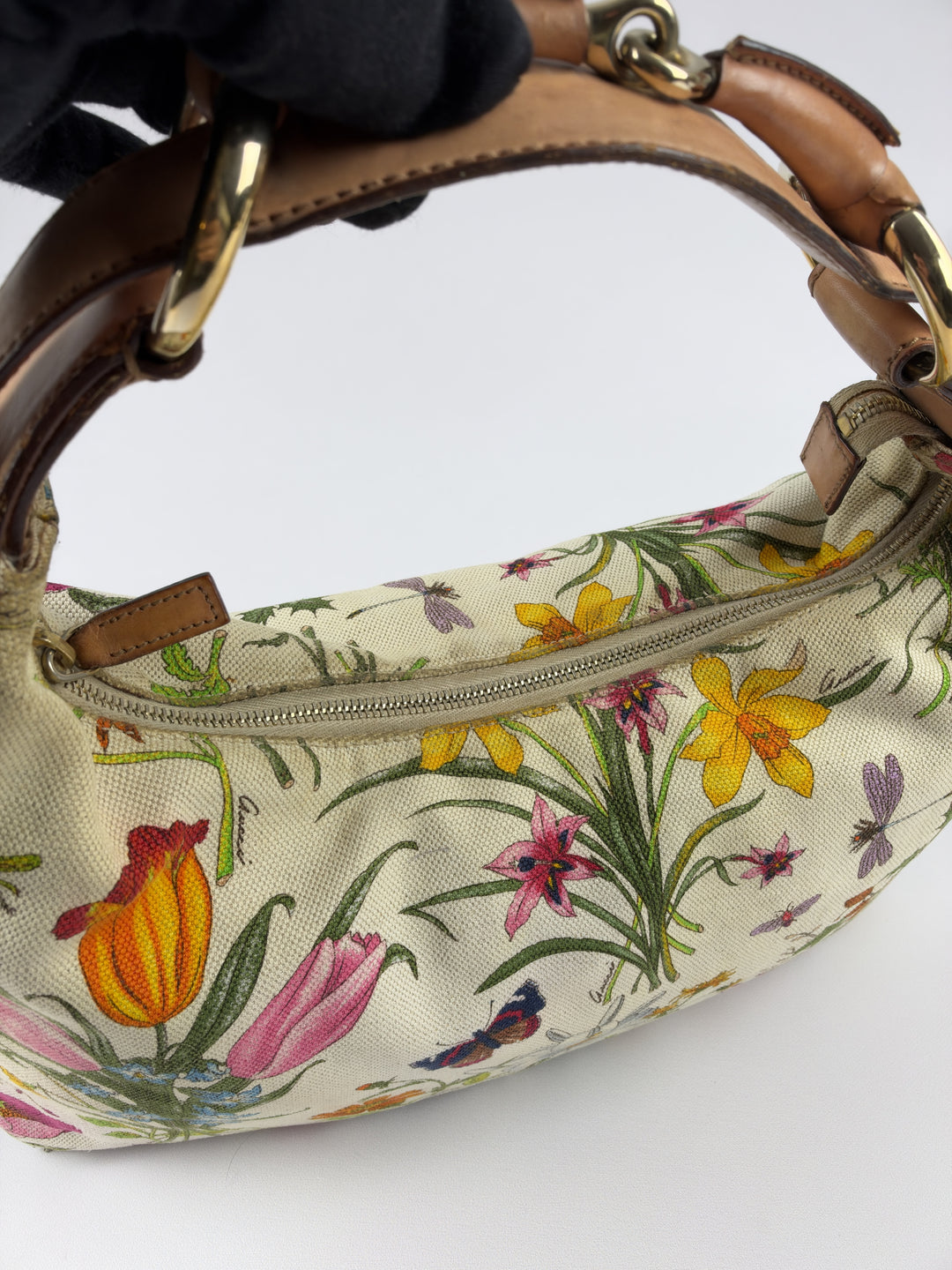 Gucci Flora Canvas Horsebit Hobo Shoulder Bag in Cremeweiß, Detailansicht 11