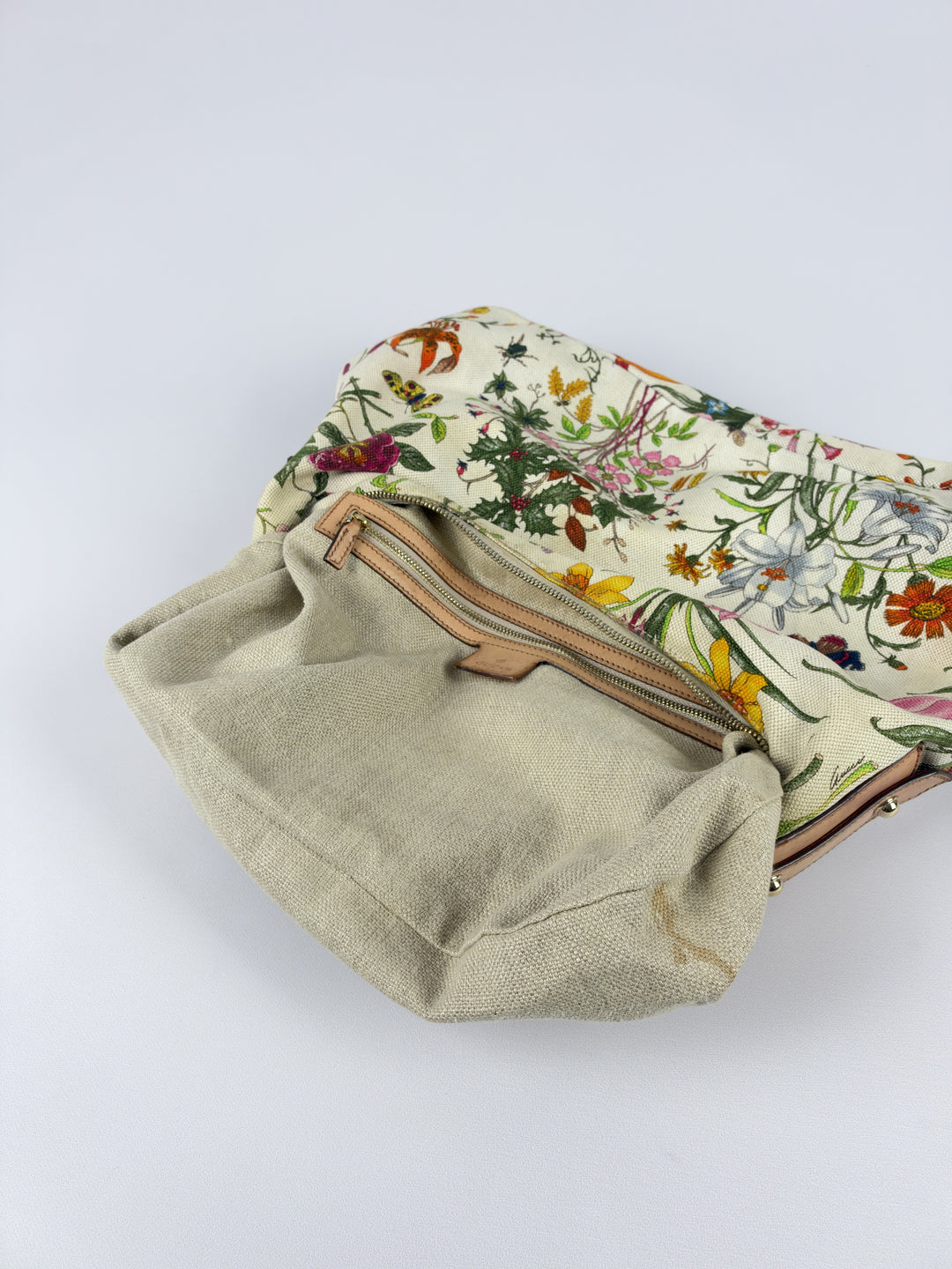 Gucci Flora Canvas Horsebit Hobo Shoulder Bag in Cremeweiß, Detailansicht 12