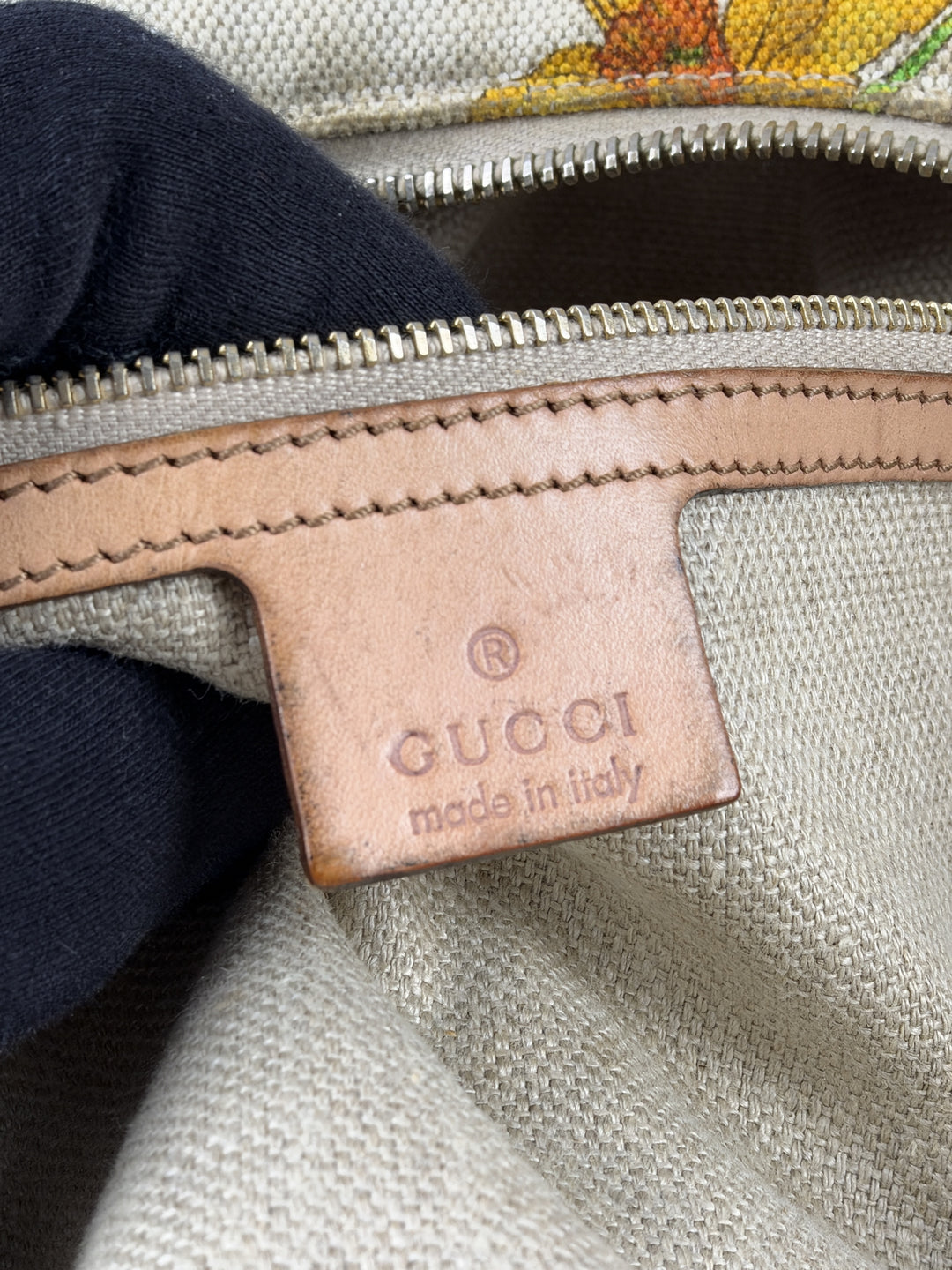Gucci Flora Canvas Horsebit Hobo Shoulder Bag in Cremeweiß, Detailansicht 13