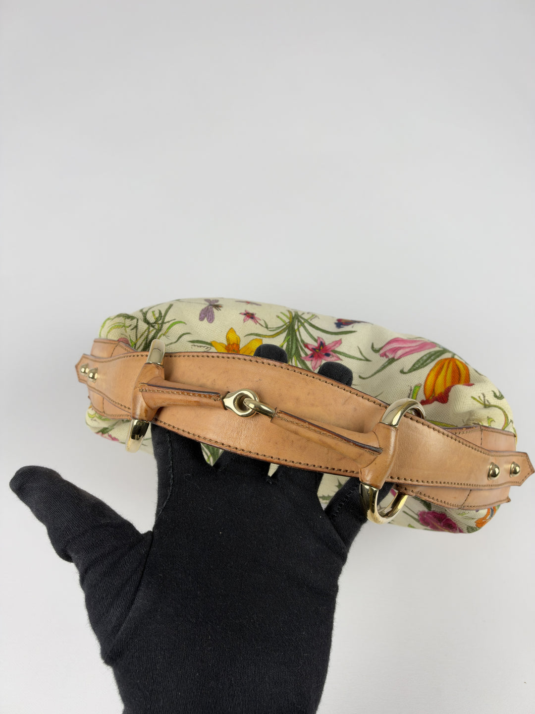 Gucci Flora Canvas Horsebit Hobo Shoulder Bag in Cremeweiß, Detailansicht 5
