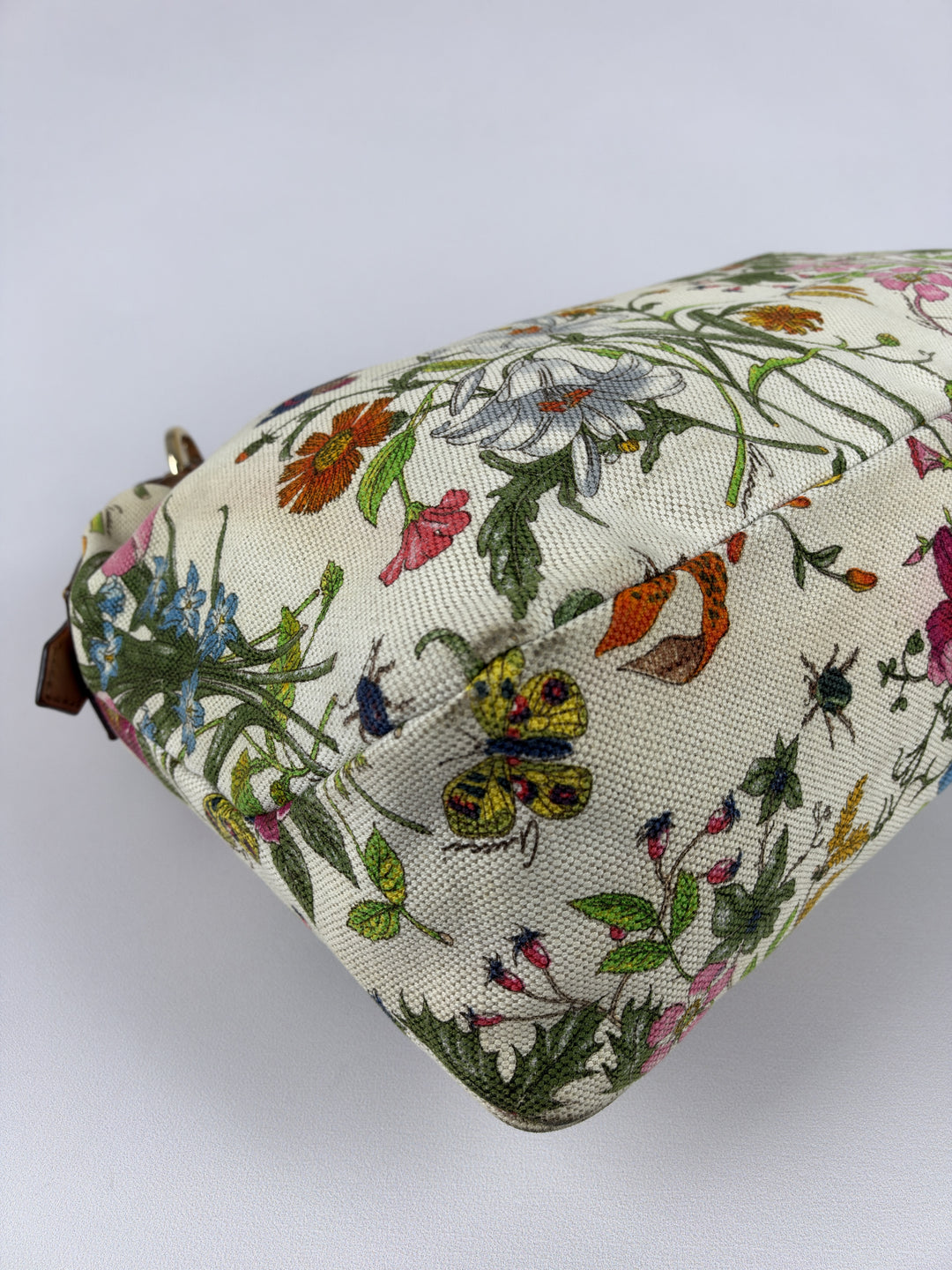 Gucci Flora Canvas Horsebit Hobo Shoulder Bag in Cremeweiß, Detailansicht 9
