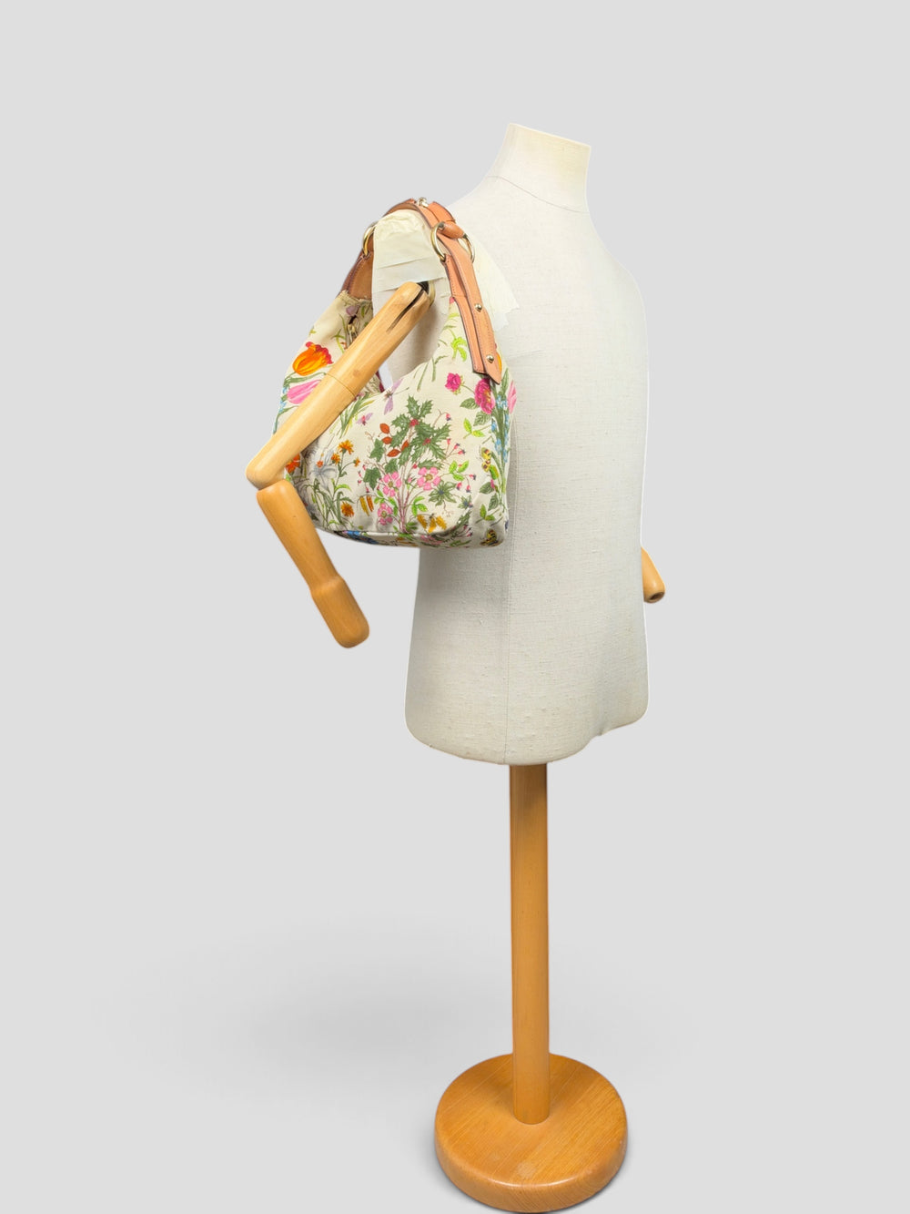 Gucci Flora Canvas Horsebit Hobo Shoulder Bag in Cremeweiß, getragen an der Schneiderpuppe