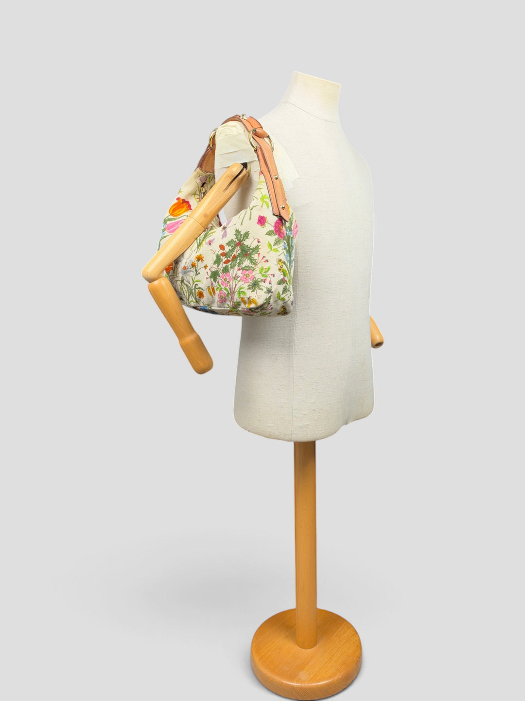 Gucci Flora Canvas Horsebit Hobo Shoulder Bag in Cremeweiß, getragen an der Schneiderpuppe