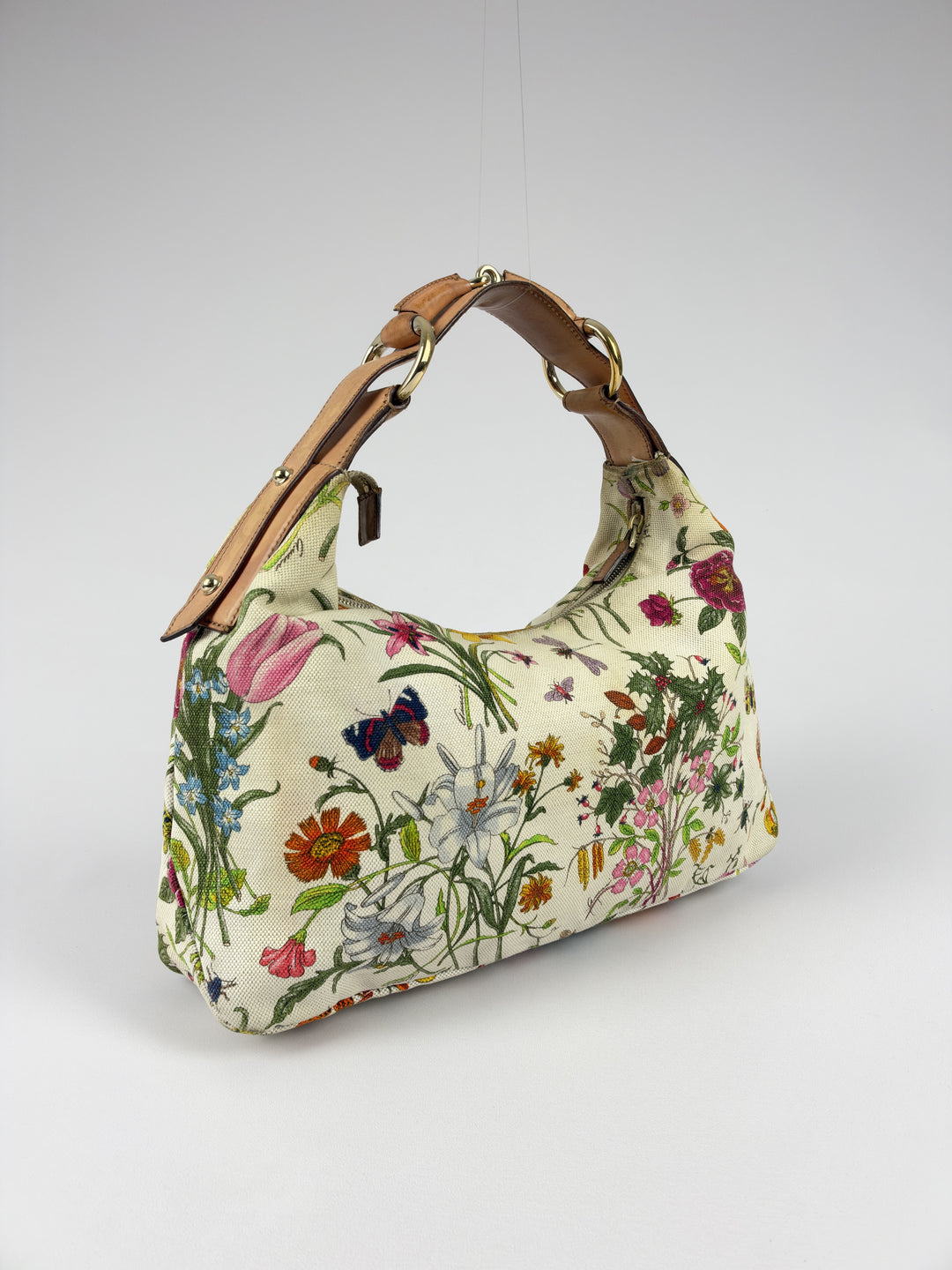 Gucci Flora Canvas Horsebit Hobo Shoulder Bag in Cremeweiß, Vorderansicht im Originalfoto