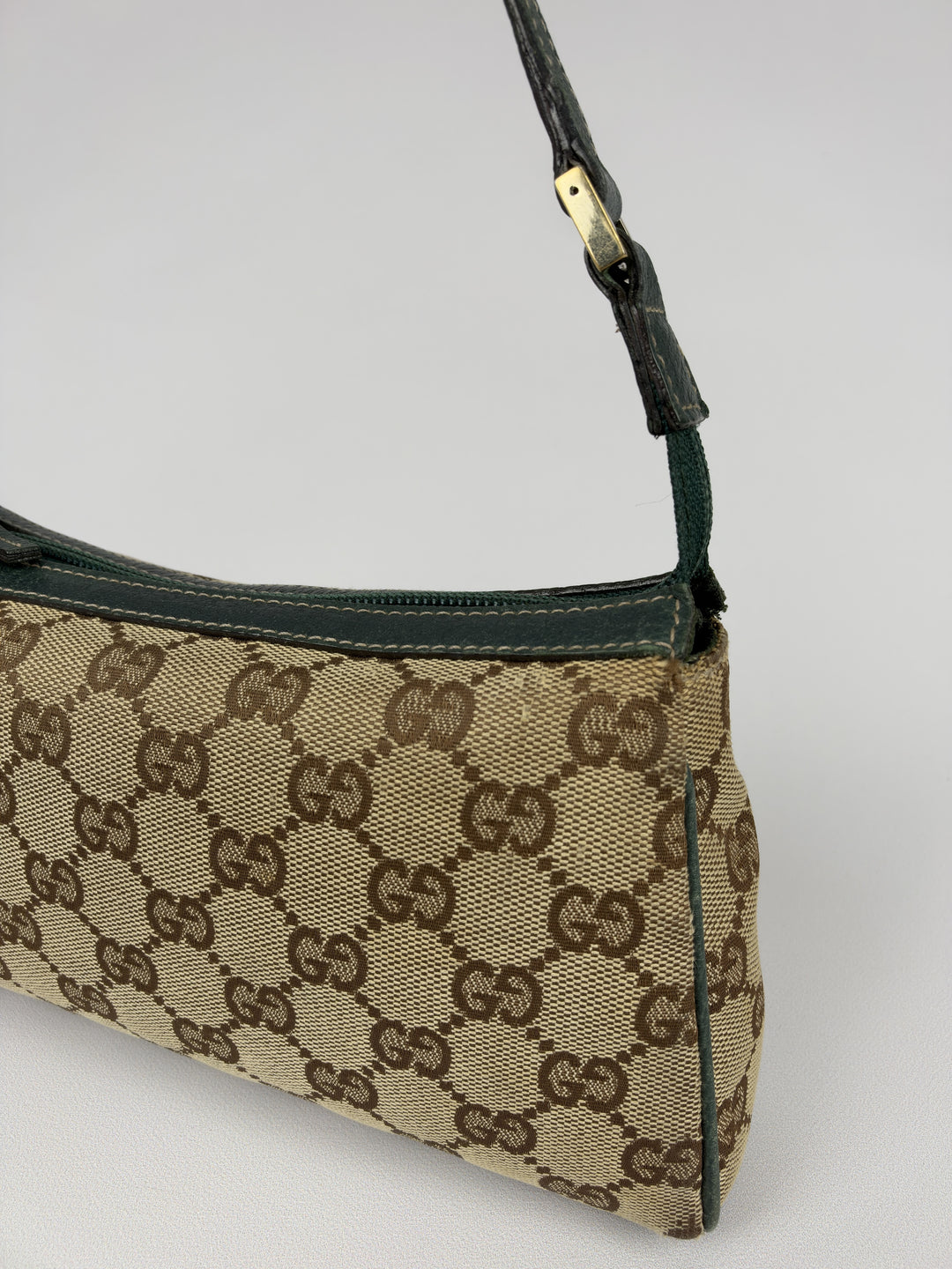 Gucci GG Canvas Abbey D-Ring Baguette Pochette Shoulder Bag in Beige/Braun, Detailansicht 1