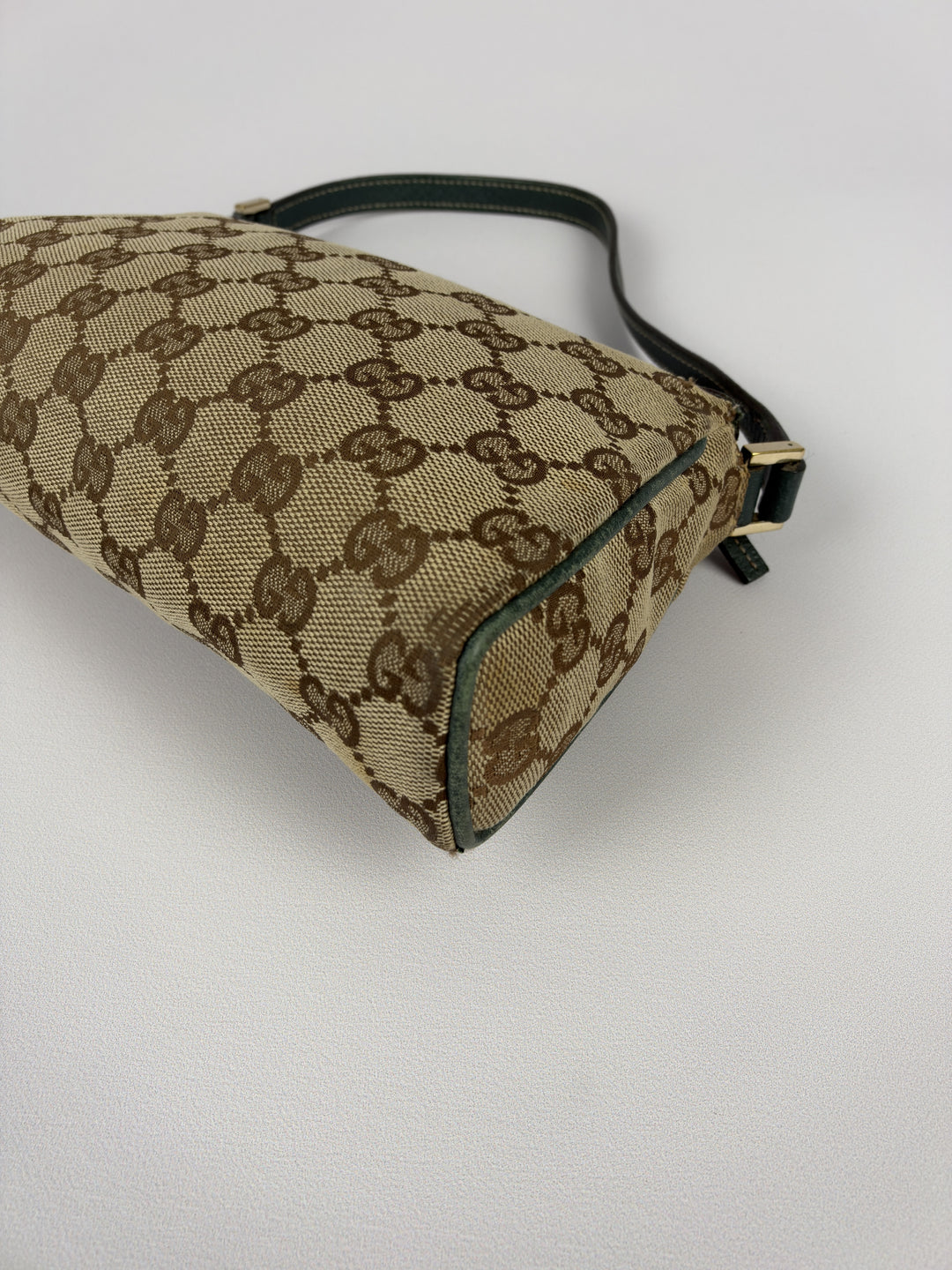 Gucci GG Canvas Abbey D-Ring Baguette Pochette Shoulder Bag in Beige/Braun, Detailansicht 10