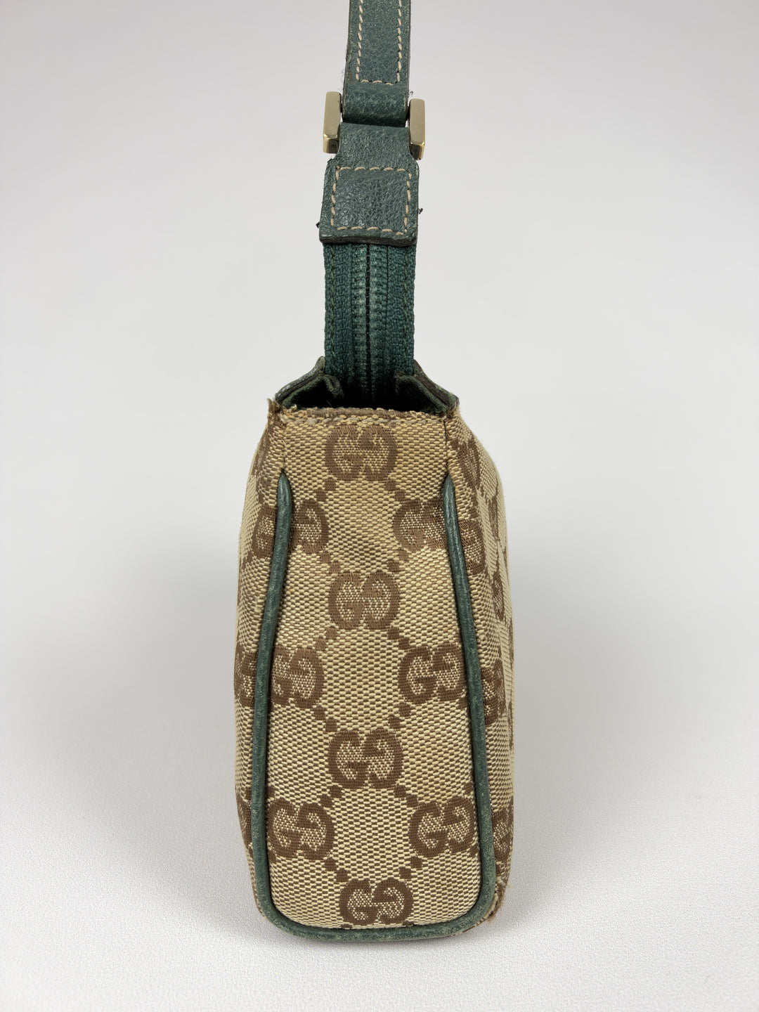 Gucci GG Canvas Abbey D-Ring Baguette Pochette Shoulder Bag in Beige/Braun, Detailansicht 2