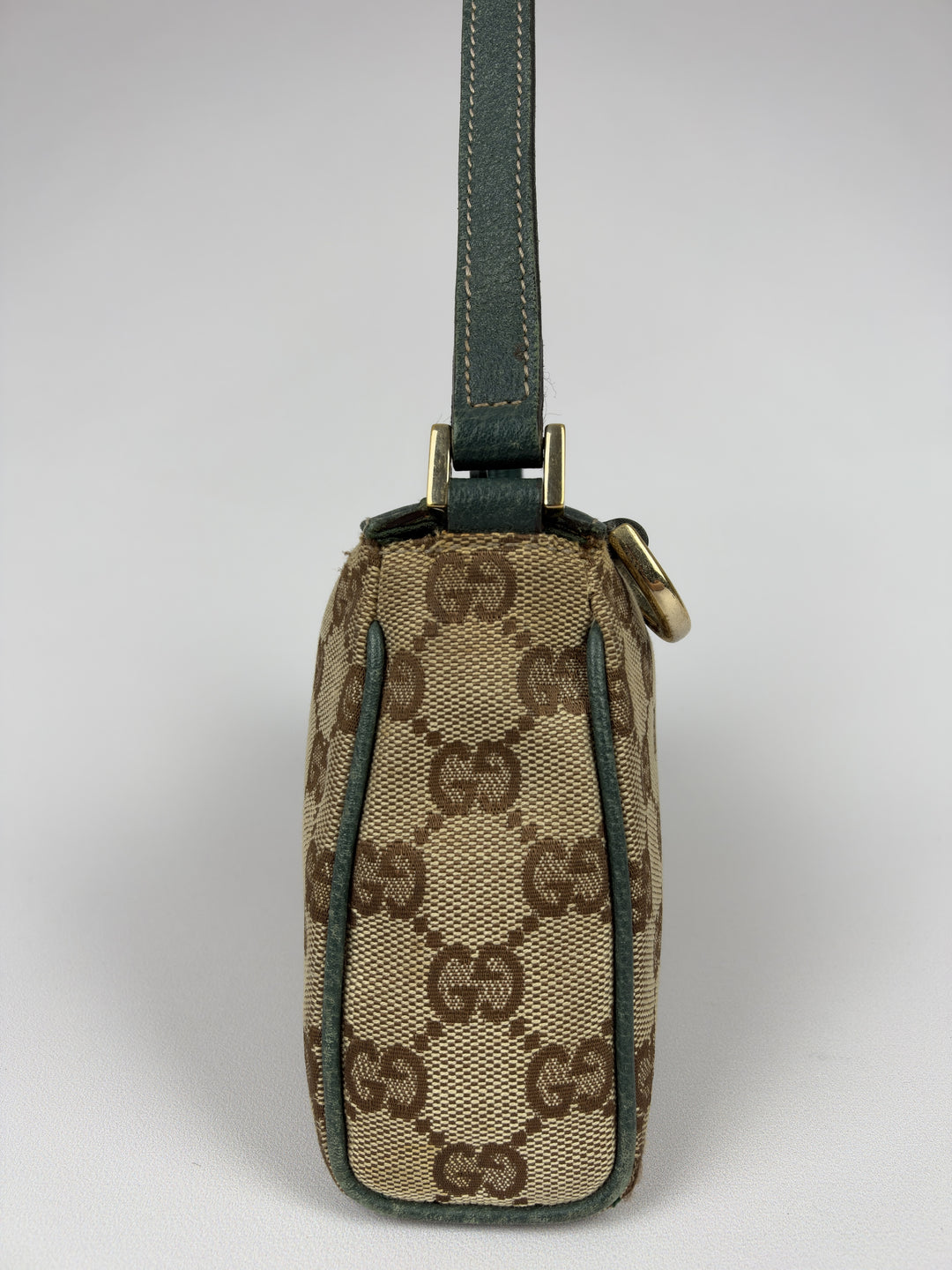 Gucci GG Canvas Abbey D-Ring Baguette Pochette Shoulder Bag in Beige/Braun, Detailansicht 4
