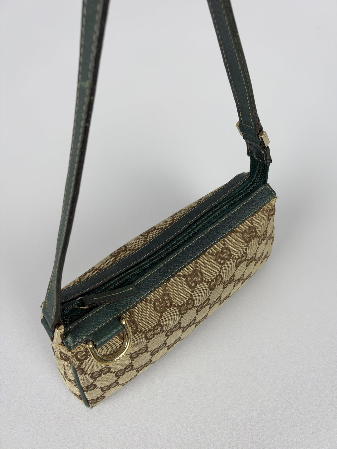 Gucci GG Canvas Abbey D-Ring Baguette Pochette Shoulder Bag in Beige/Braun, Detailansicht 5