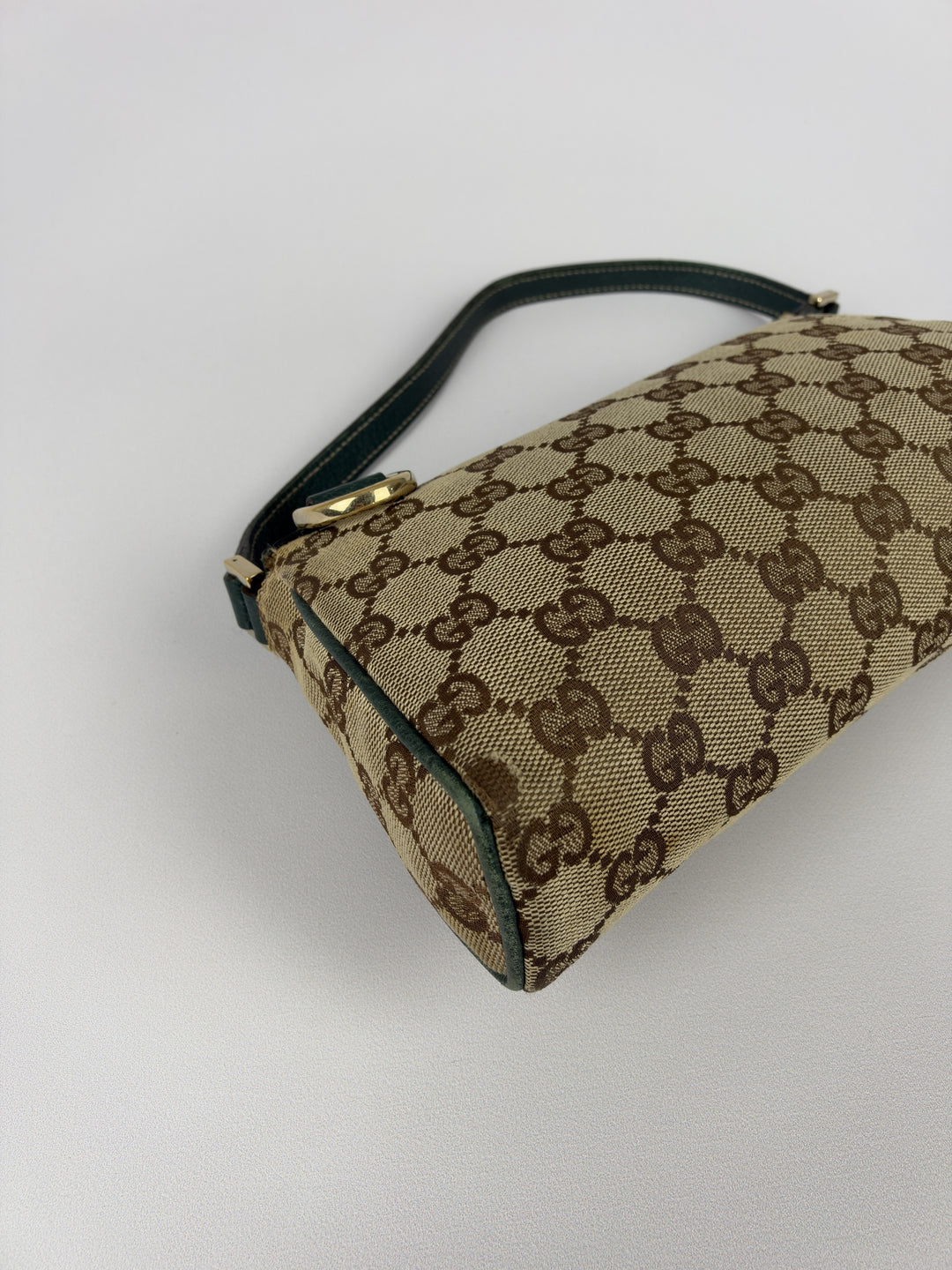 Gucci GG Canvas Abbey D-Ring Baguette Pochette Shoulder Bag in Beige/Braun, Detailansicht 7