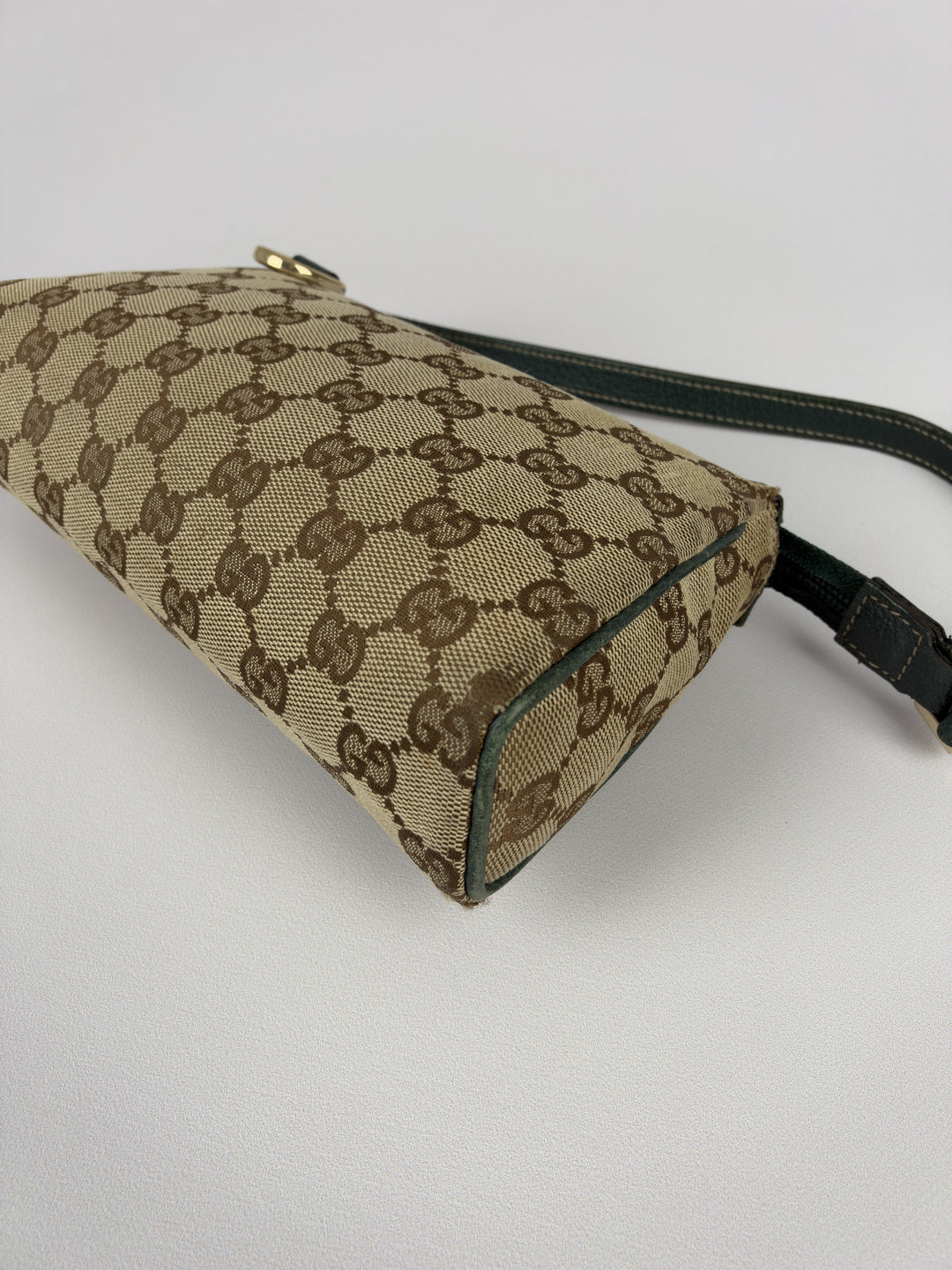 Gucci GG Canvas Abbey D-Ring Baguette Pochette Shoulder Bag in Beige/Braun, Detailansicht 8
