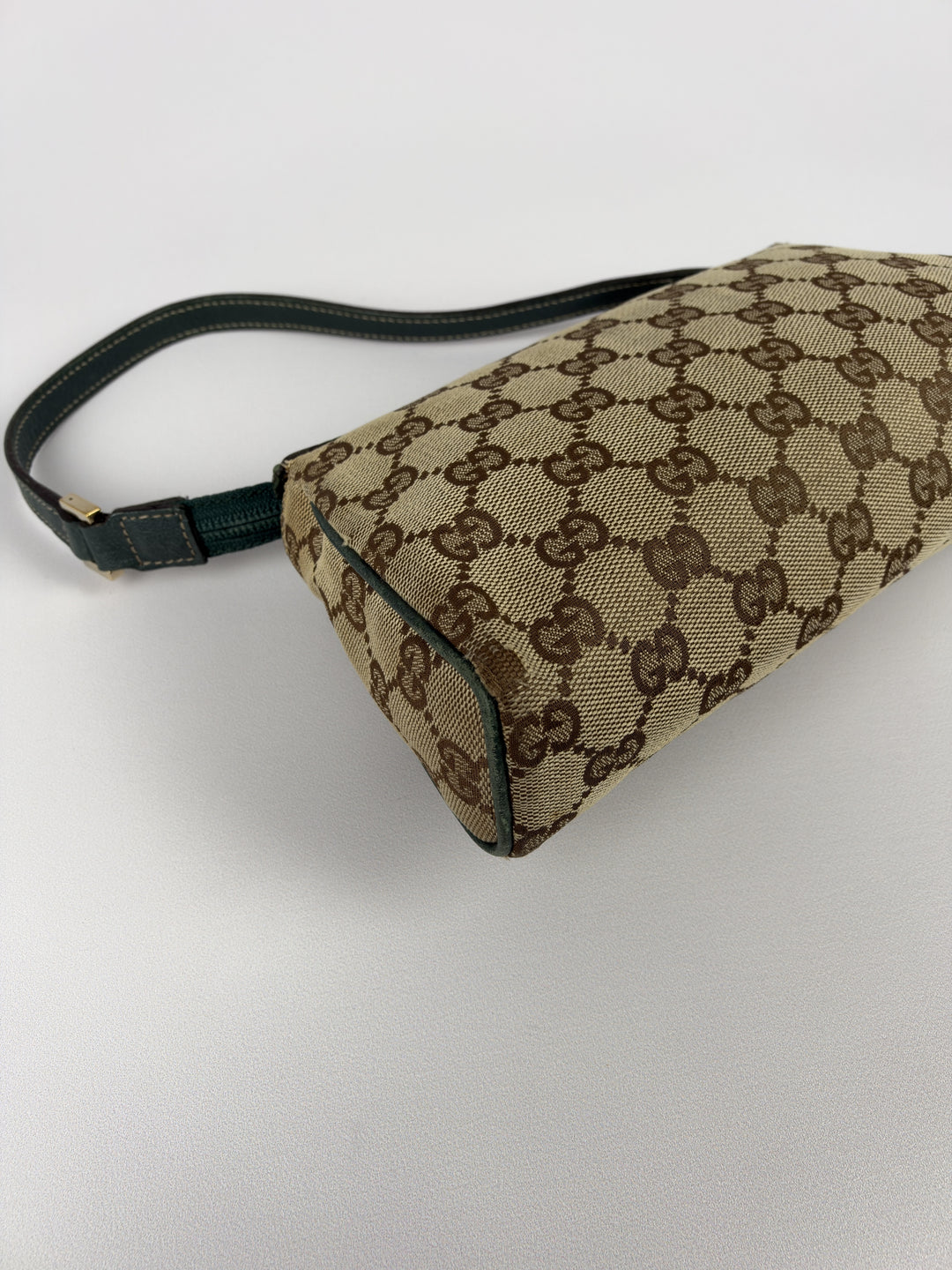 Gucci GG Canvas Abbey D-Ring Baguette Pochette Shoulder Bag in Beige/Braun, Detailansicht 9