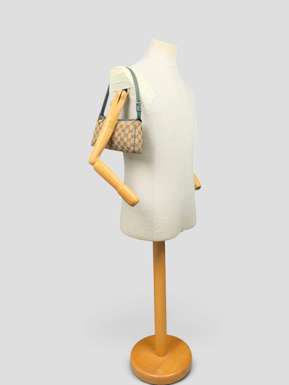 Gucci GG Canvas Abbey D-Ring Baguette Pochette Shoulder Bag in Beige/Braun, getragen an der Schneiderpuppe