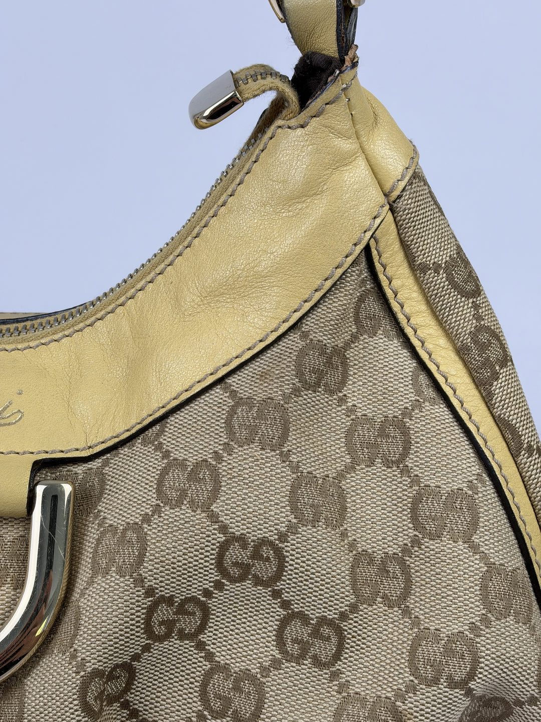 Gucci GG Canvas Abbey D-Ring Hobo Shoulder Bag in Beige/Ebenholz, Detailansicht 1