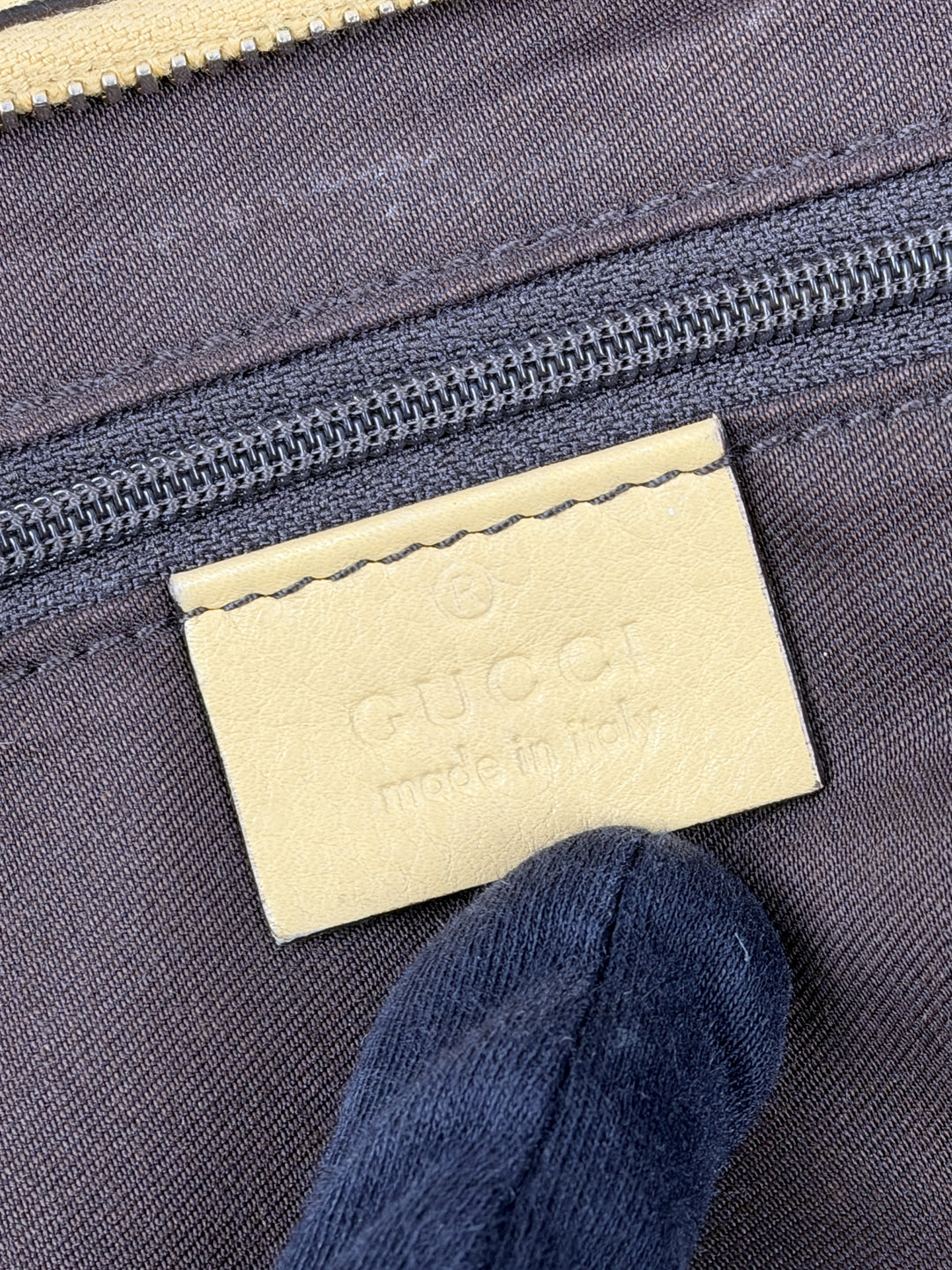 Gucci GG Canvas Abbey D-Ring Hobo Shoulder Bag in Beige/Ebenholz, Detailansicht 14
