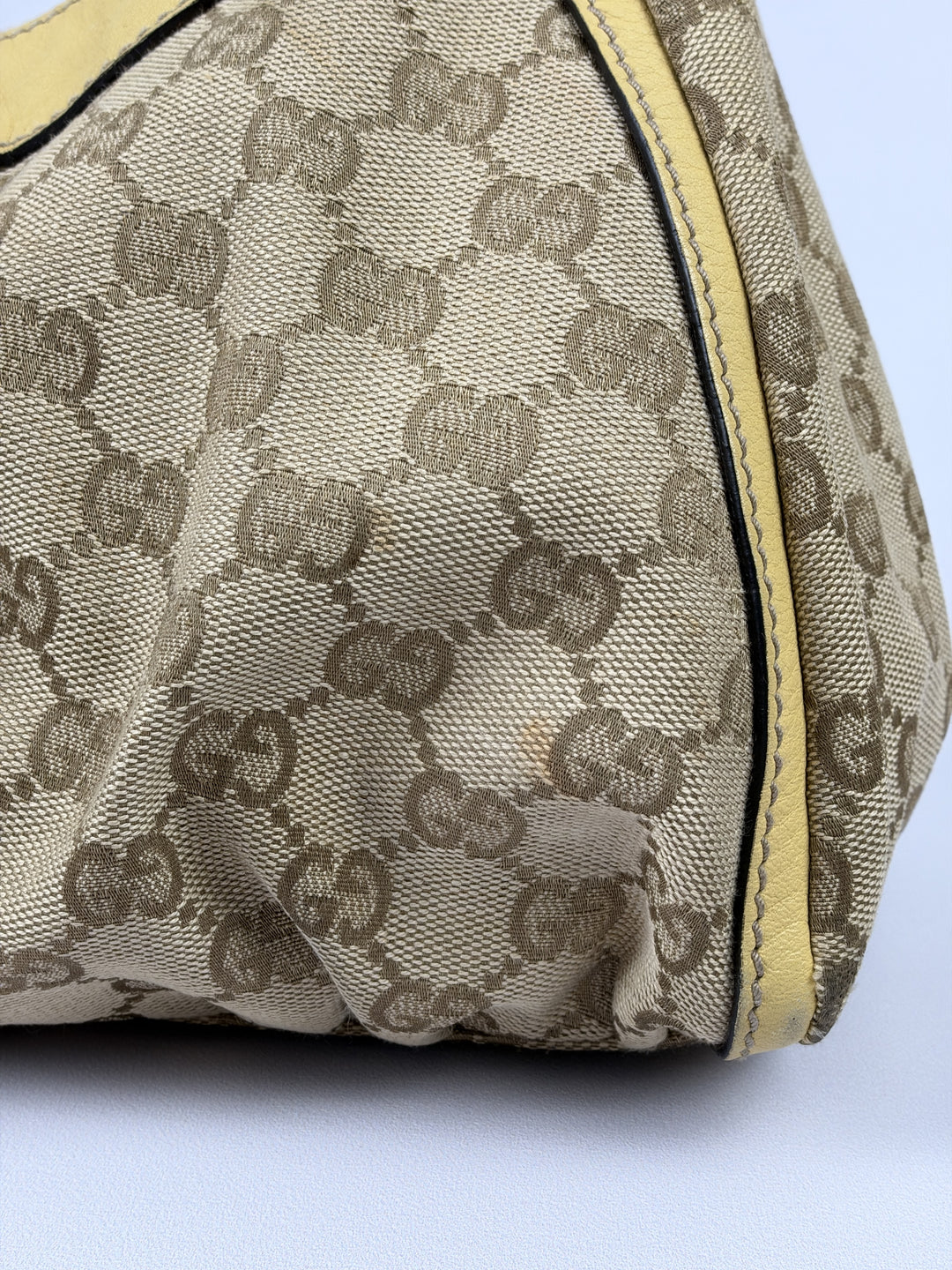 Gucci GG Canvas Abbey D-Ring Hobo Shoulder Bag in Beige/Ebenholz, Detailansicht 2