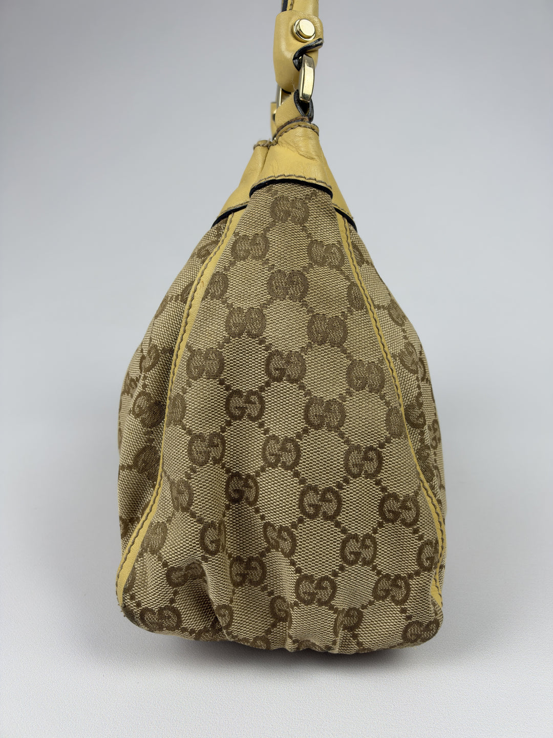 Gucci GG Canvas Abbey D-Ring Hobo Shoulder Bag in Beige/Ebenholz, Detailansicht 5