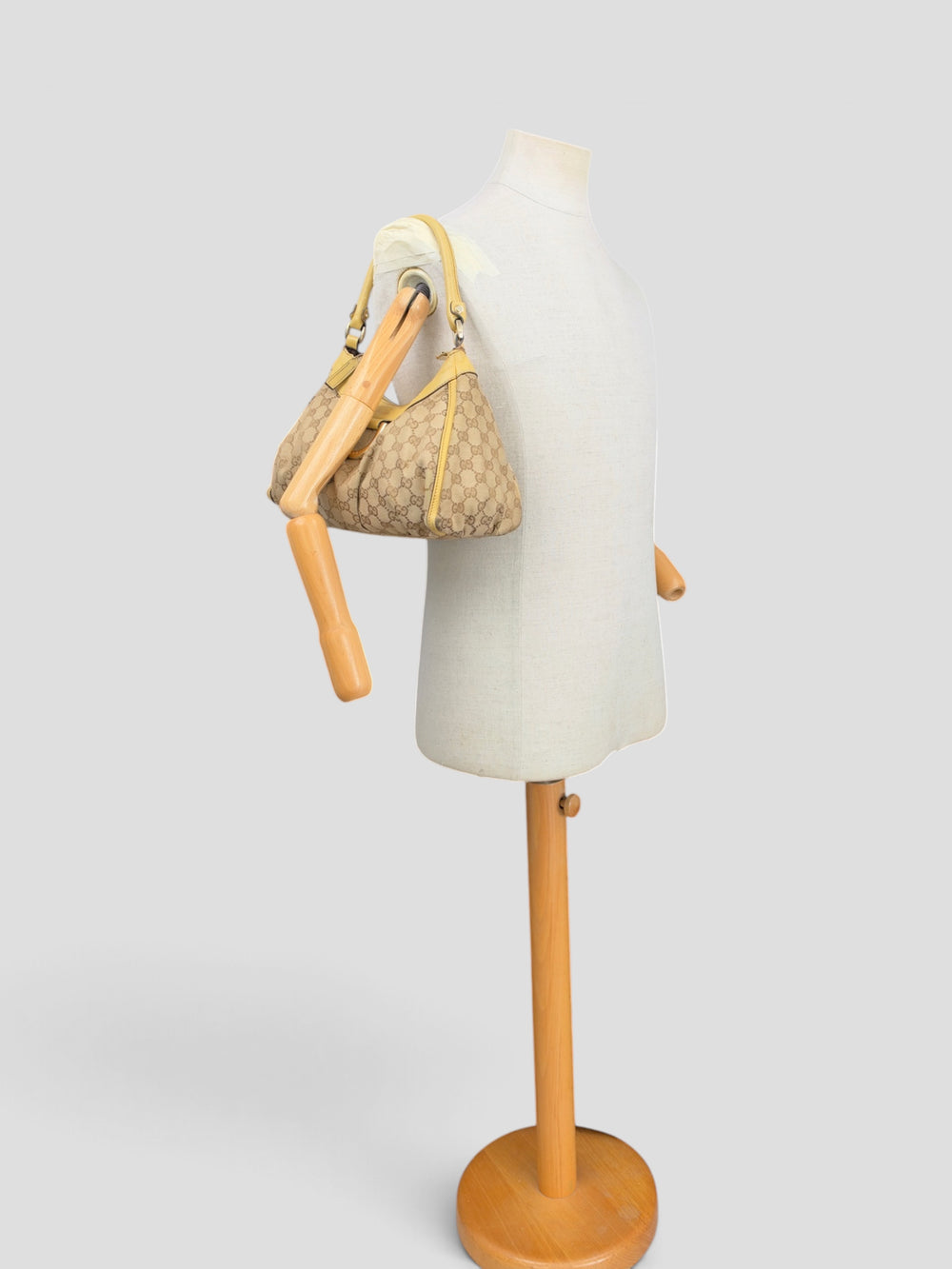 Gucci GG Canvas Abbey D-Ring Hobo Shoulder Bag in Beige/Ebenholz, getragen an der Schneiderpuppe