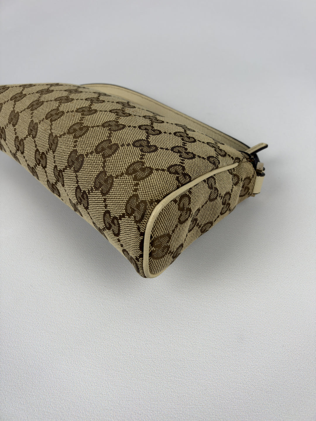 Gucci GG Canvas Abbey D-Ring Pochette Baguette Shoulder Bag in Beige/Ebenholz, Detailansicht 10