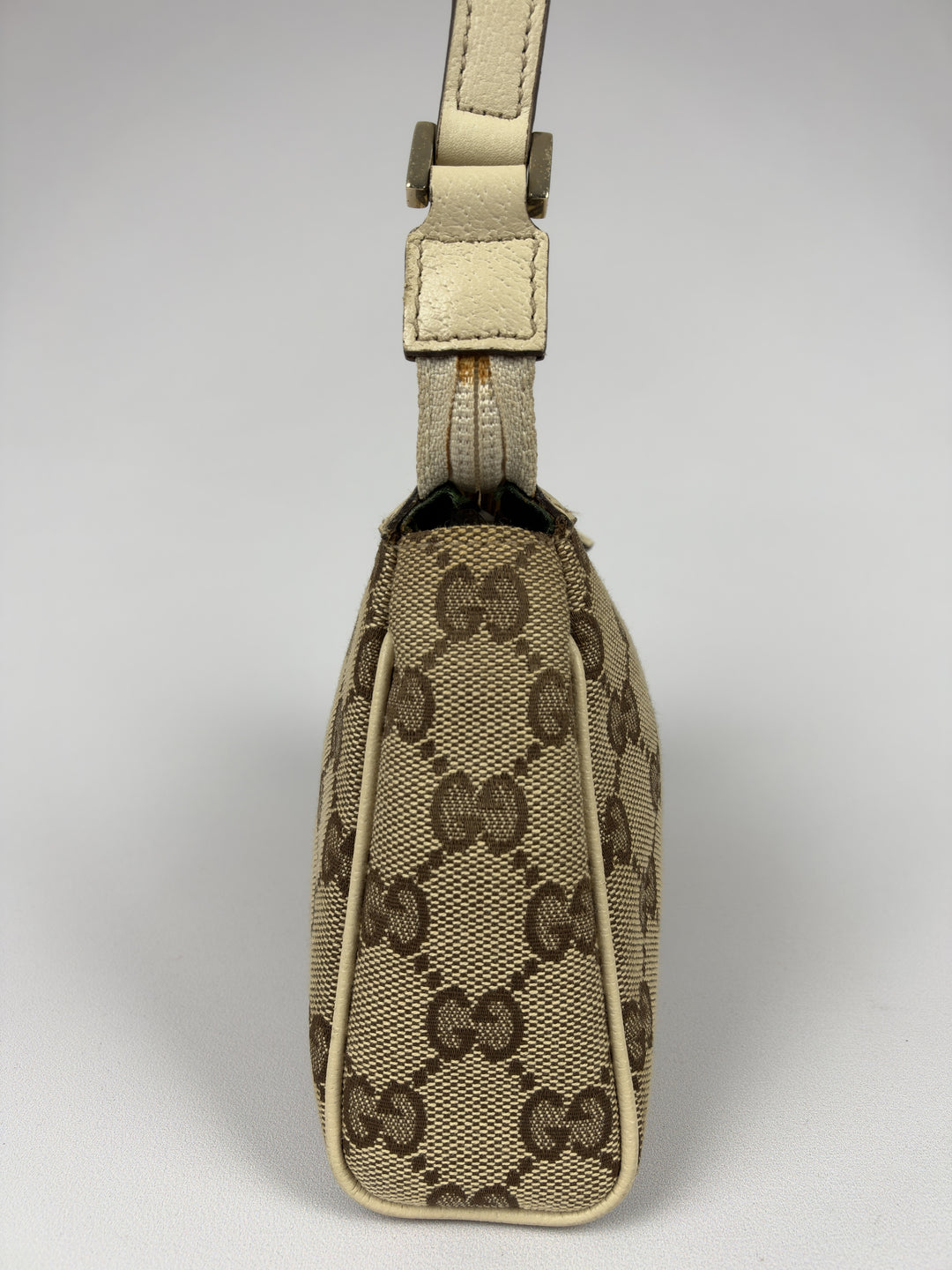 Gucci GG Canvas Abbey D-Ring Pochette Baguette Shoulder Bag in Beige/Ebenholz, Detailansicht 2