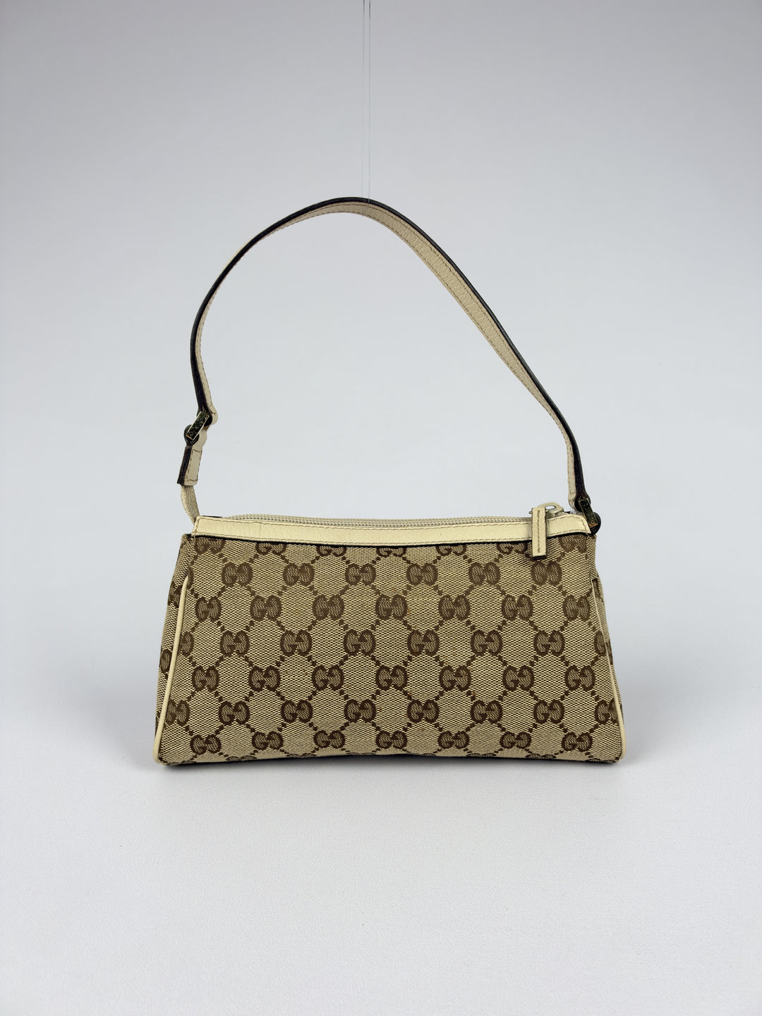 Gucci GG Canvas Abbey D-Ring Pochette Baguette Shoulder Bag in Beige/Ebenholz, Detailansicht 3