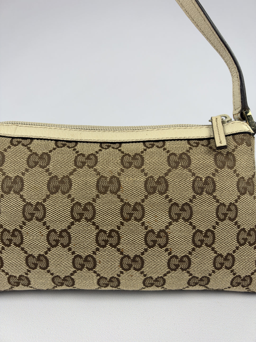 Gucci GG Canvas Abbey D-Ring Pochette Baguette Shoulder Bag in Beige/Ebenholz, Detailansicht 4