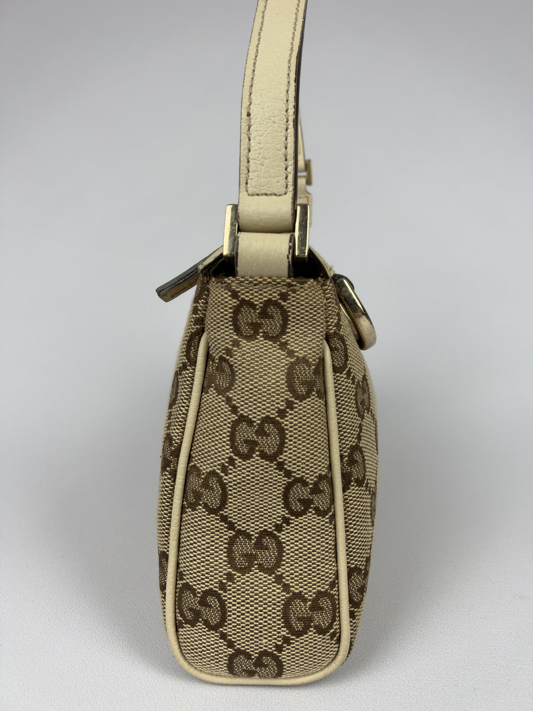 Gucci GG Canvas Abbey D-Ring Pochette Baguette Shoulder Bag in Beige/Ebenholz, Detailansicht 5