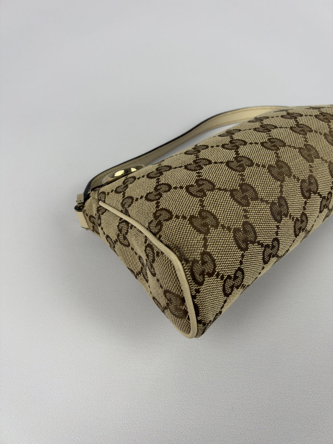 Gucci GG Canvas Abbey D-Ring Pochette Baguette Shoulder Bag in Beige/Ebenholz, Detailansicht 7