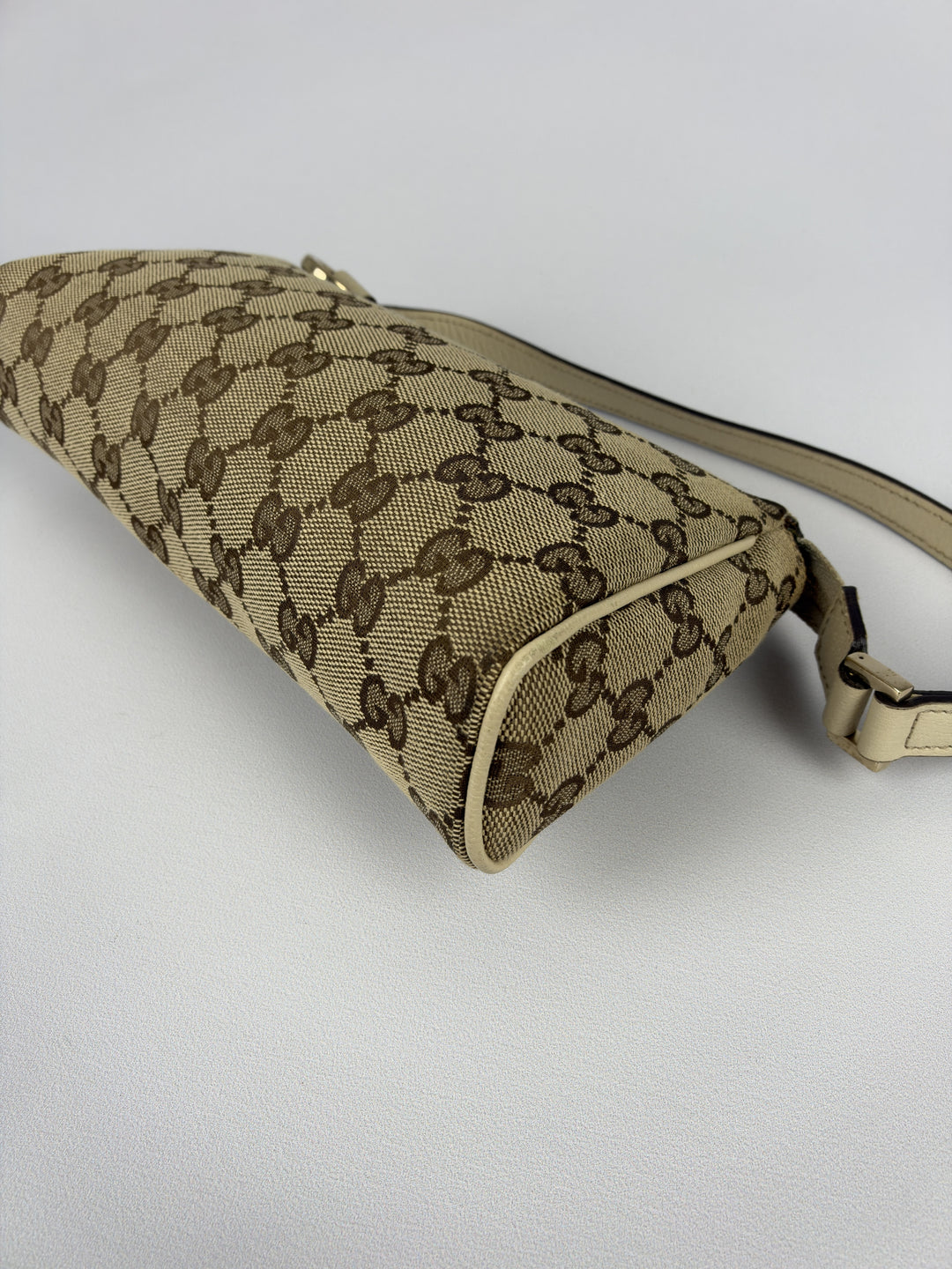 Gucci GG Canvas Abbey D-Ring Pochette Baguette Shoulder Bag in Beige/Ebenholz, Detailansicht 8