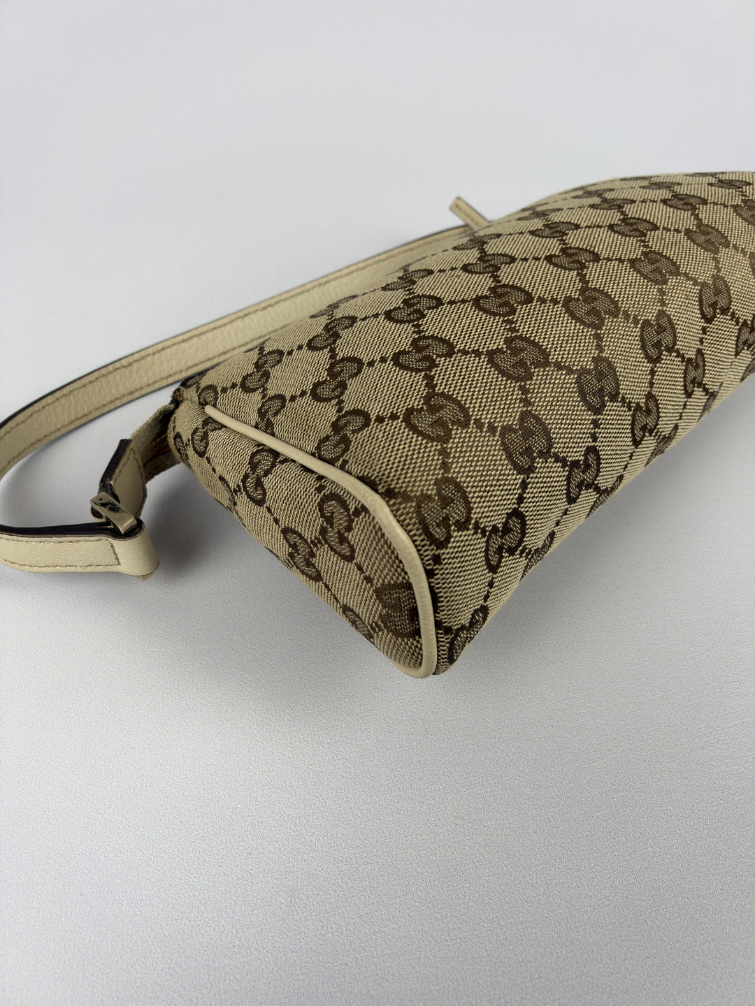 Gucci GG Canvas Abbey D-Ring Pochette Baguette Shoulder Bag in Beige/Ebenholz, Detailansicht 9